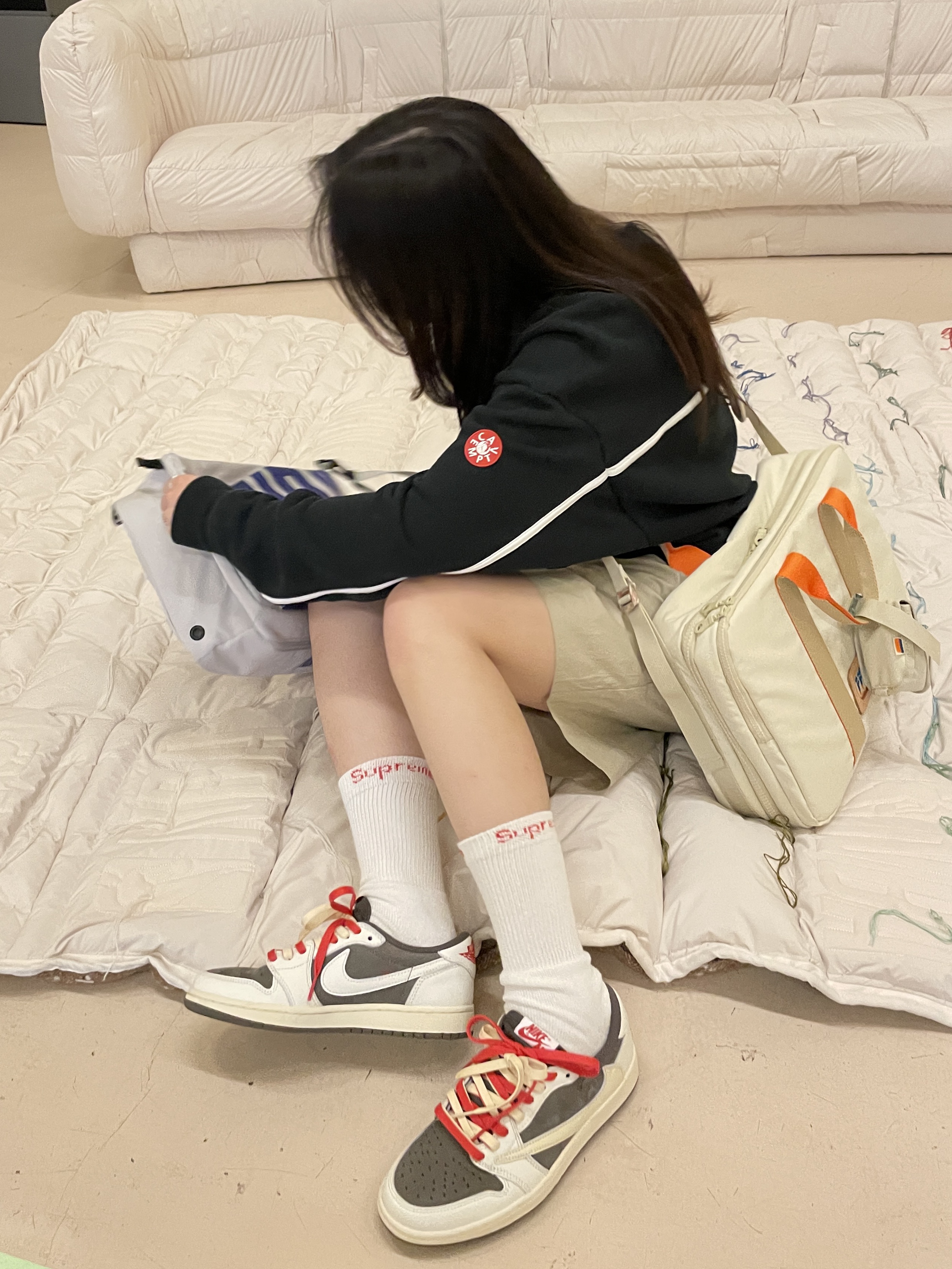 Jordan 1 x Travis Scott Retro Low OG SP Sail and Ridgerock, Supreme Hanes Crew Socks White (4 Pack) 착용 스타일 - 3
