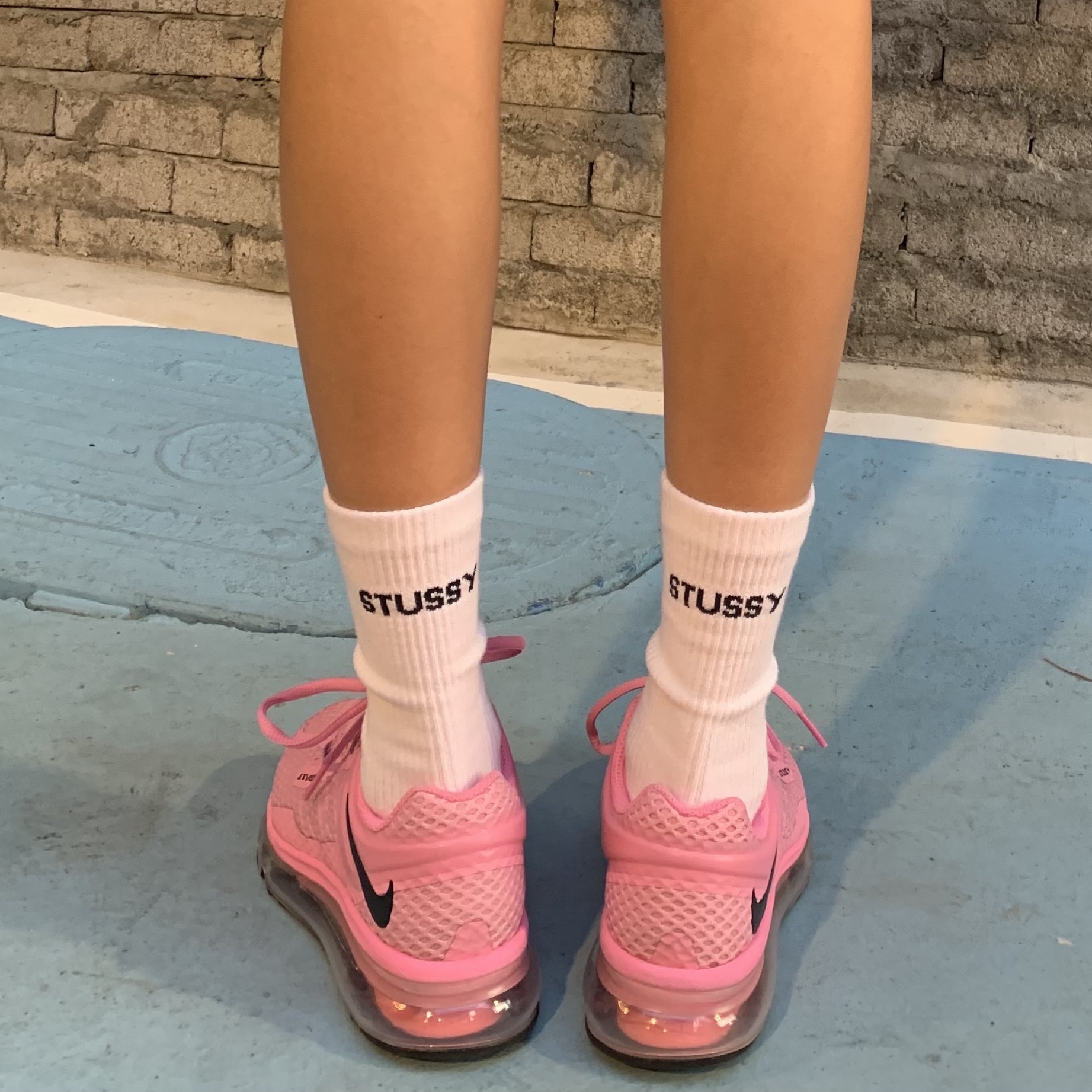 Nike x Stussy Air Max 2013 Psychic Pink, Nike x Stussy NRG Crew Socks White Black 착용 스타일 - 2