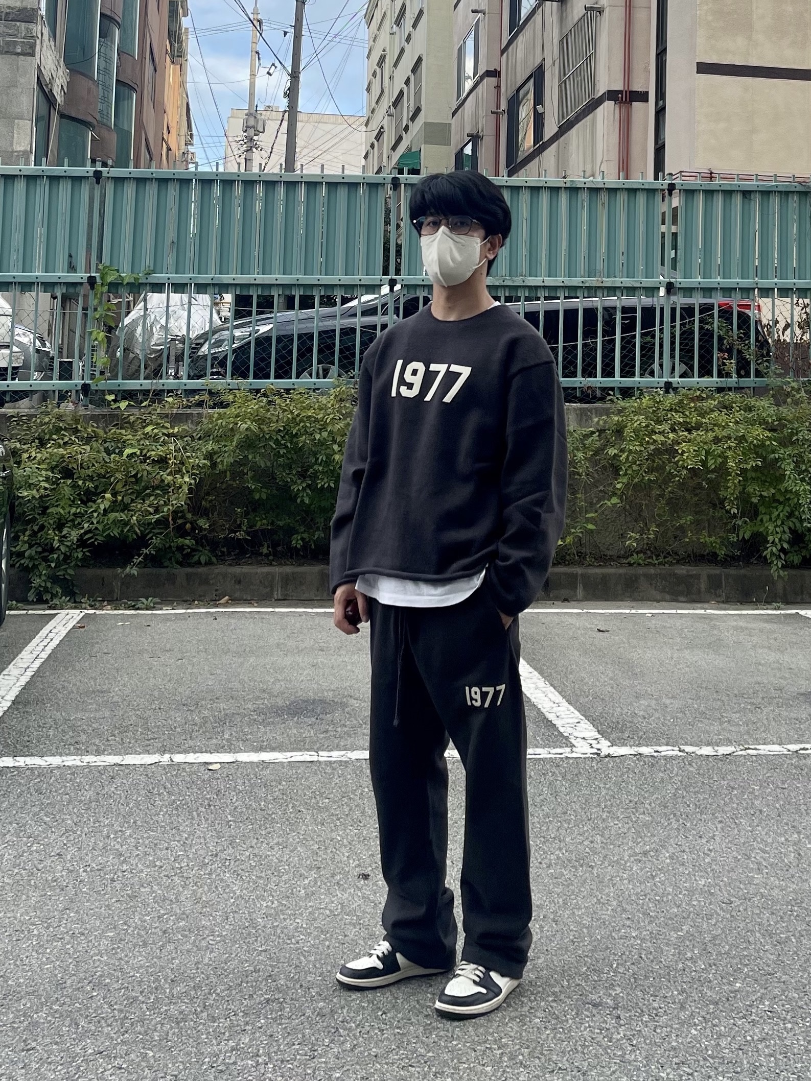 Essentials 1977 Relaxed Sweatpants Iron - 22SS, Essentials 1977 Raw Edge Sweater Iron - 22SS 착용 스타일