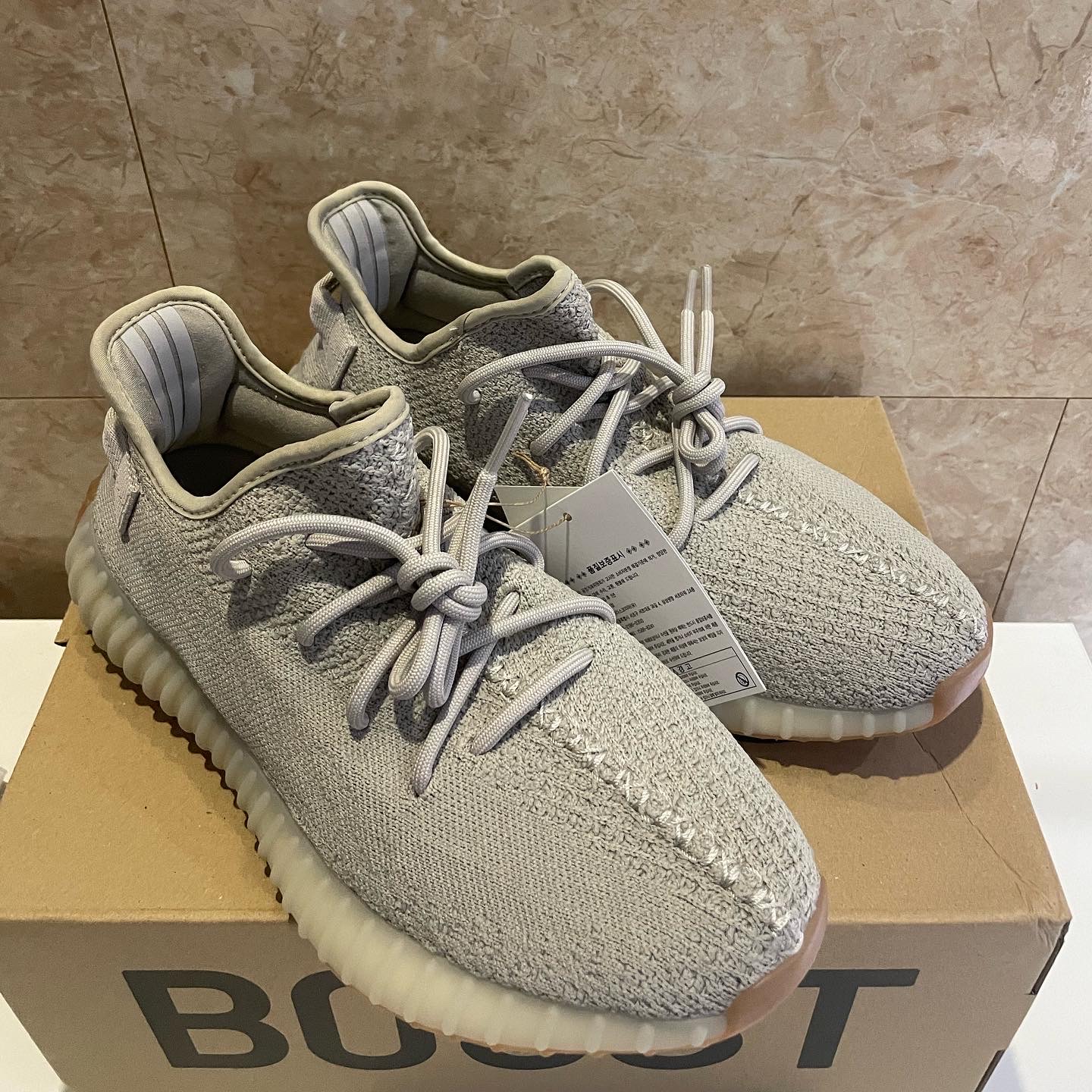 Adidas Yeezy Boost 350 V2 Sesame 2022 착용 스타일 - 3