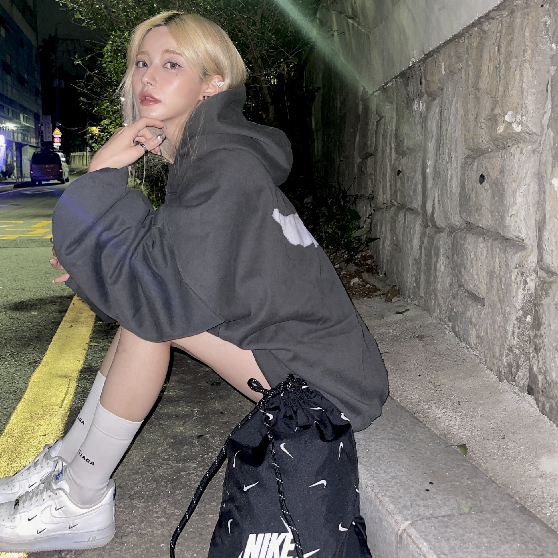 Yeezy Gap Engineered By Balenciaga Dove Hoodie Black, (W) Nike Air Force 1 Low '07 LX Chrome Luxe 착용 스타일 - 2