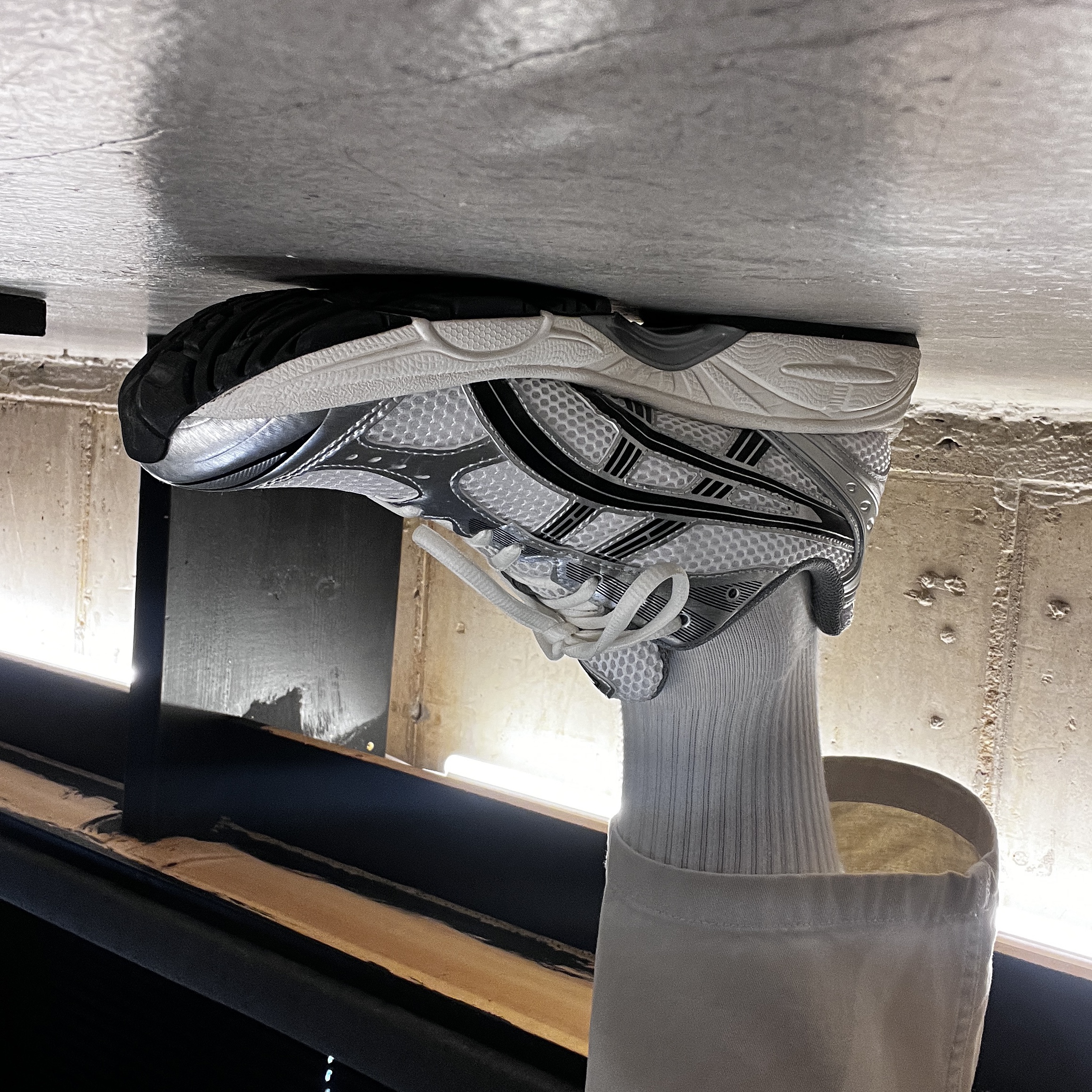 Asics x JJJJound Gel-Kayano 14 Silver Black 착용 스타일 - 2