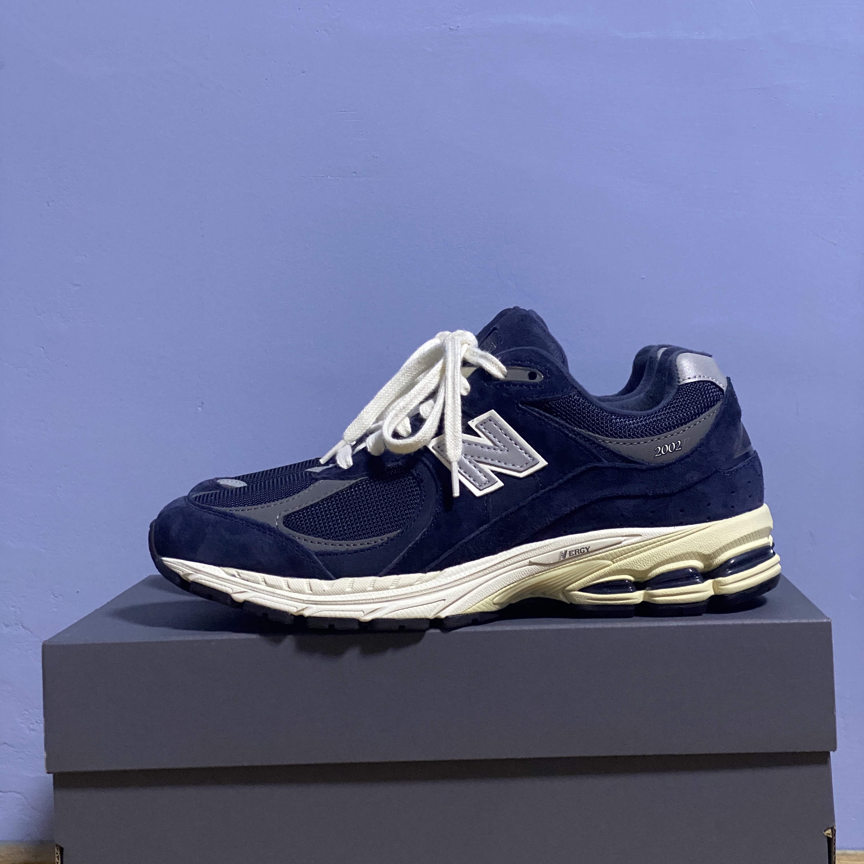 New Balance 2002R Eclipse Castlerock 착용 스타일 - 1