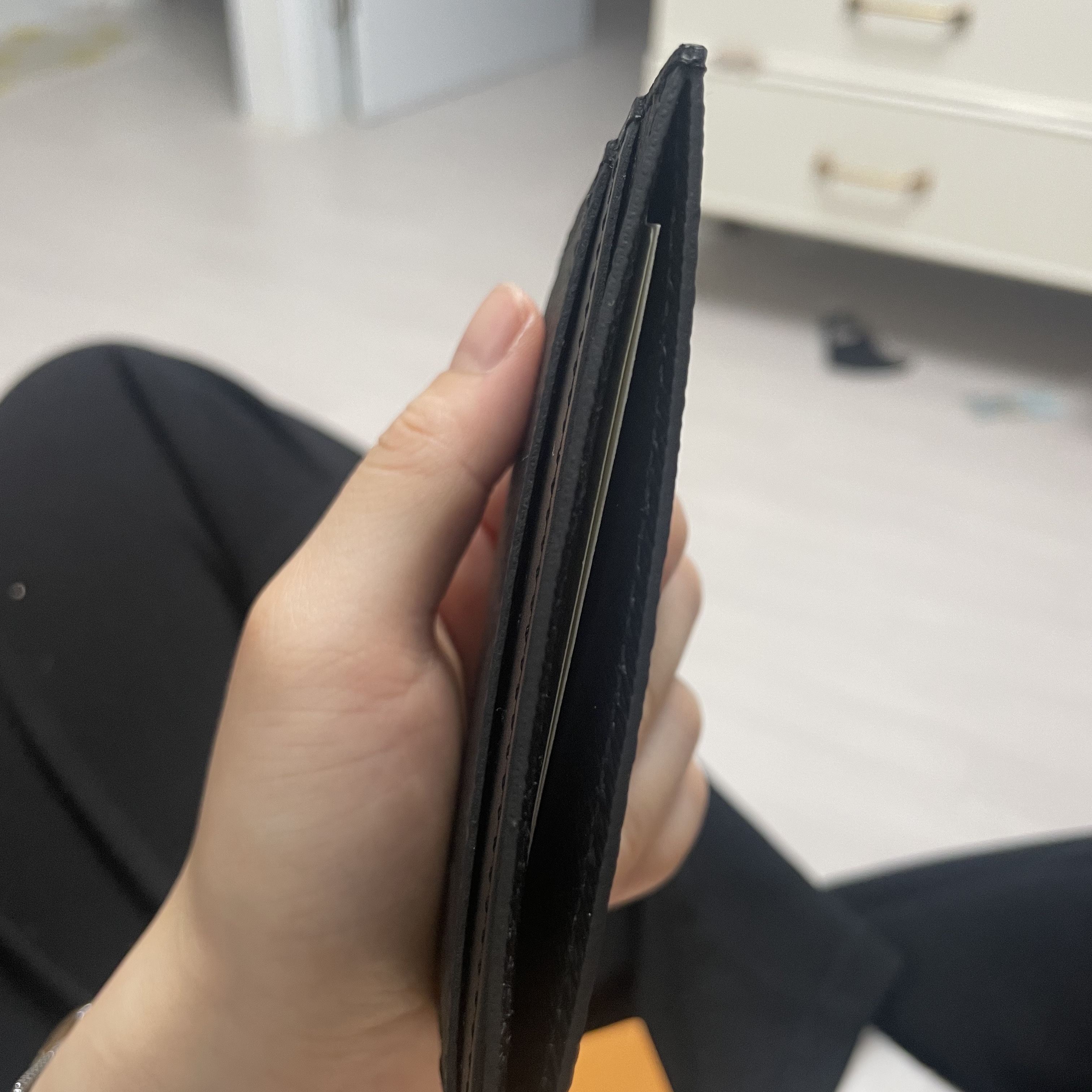 Louis Vuitton Double Card Holder Monogram Eclipse 착용 스타일 - 2