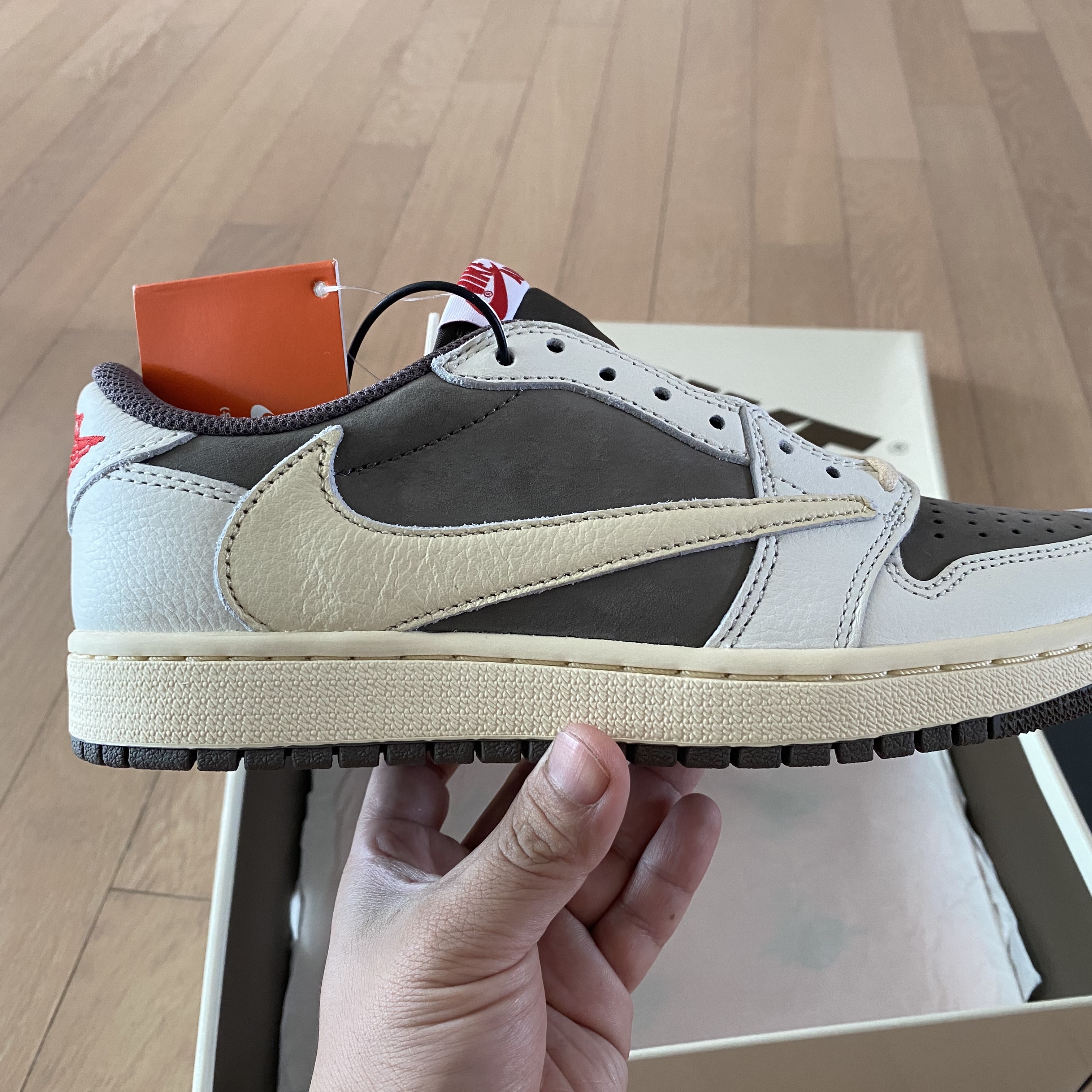Jordan 1 x Travis Scott Retro Low OG SP Sail and Ridgerock 착용 스타일 - 4