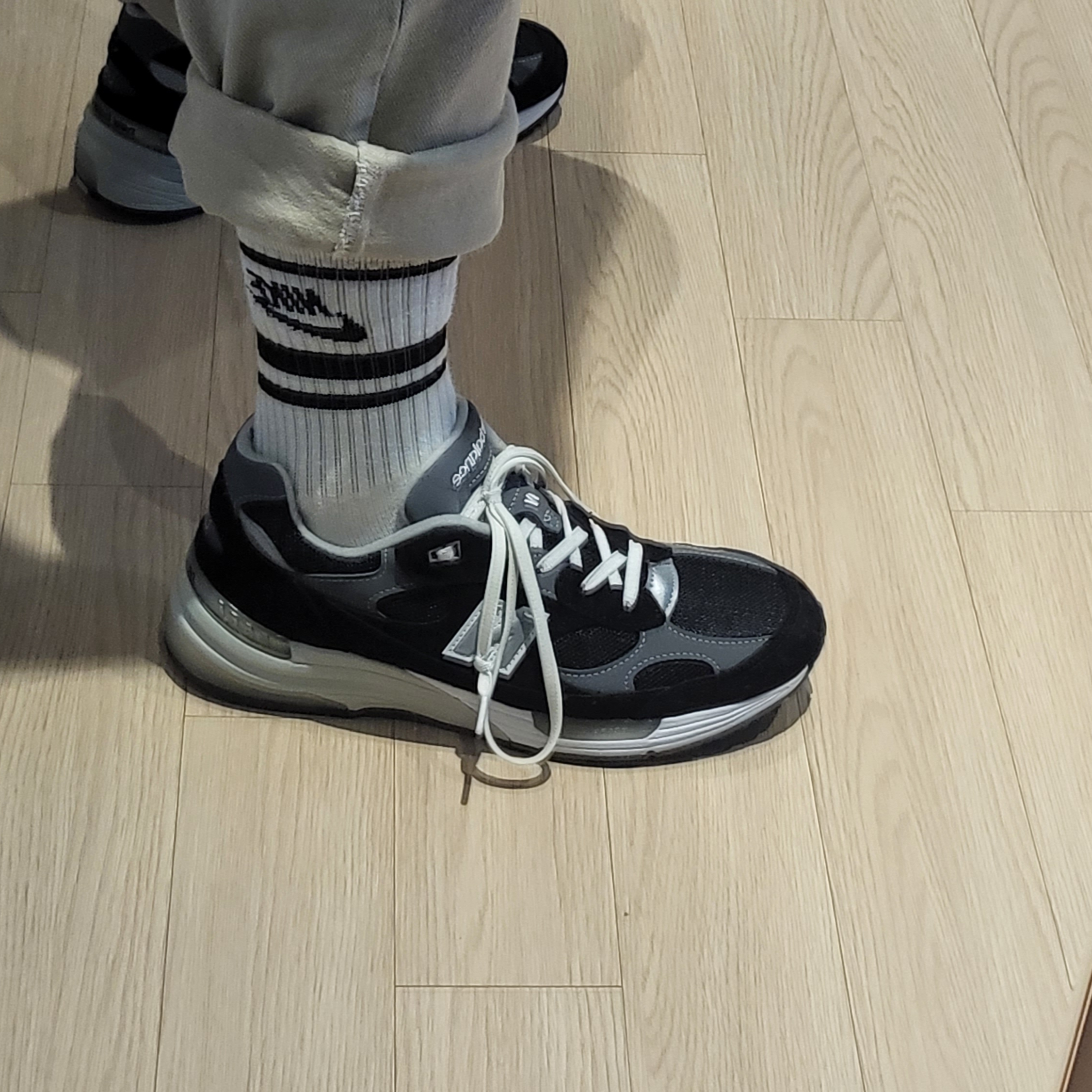 New Balance 992 Made in USA Black Grey 착용 스타일 - 2