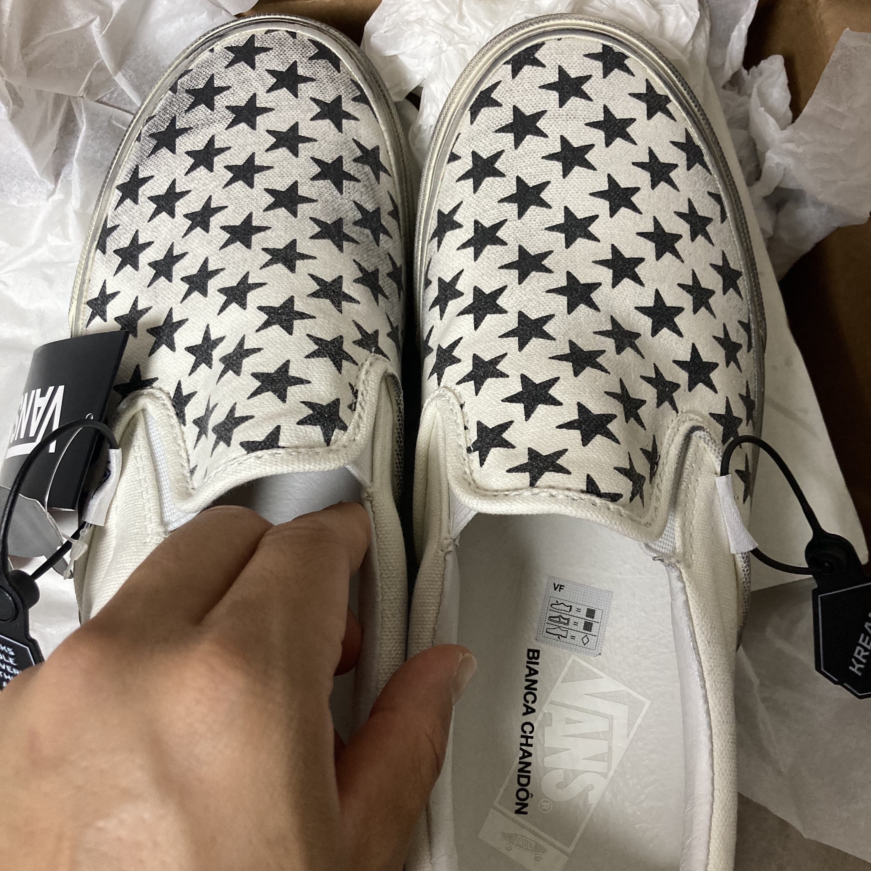 Vans Vault x Bianca Chandon Classic Slip-On LX Stressed Black White 착용 스타일 - 1