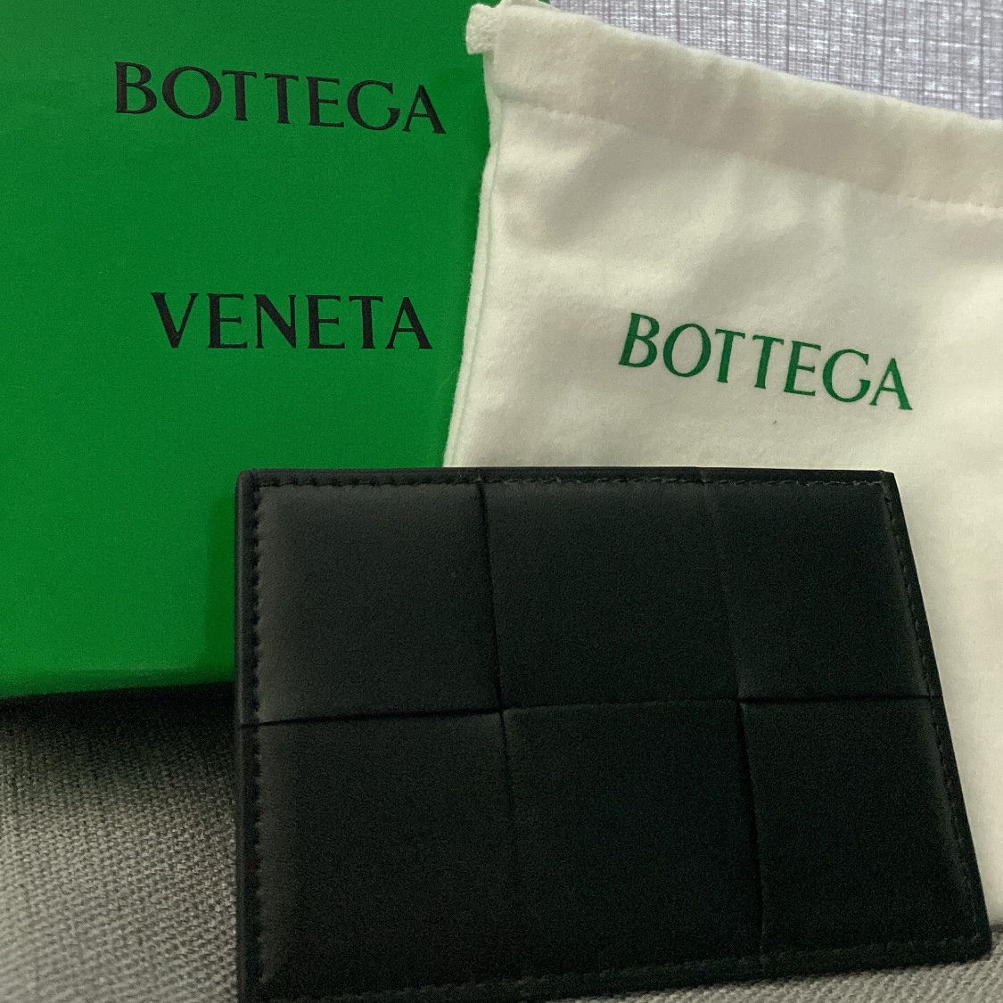 Bottega Veneta Credit Card Case Calfskin Black 착용 스타일