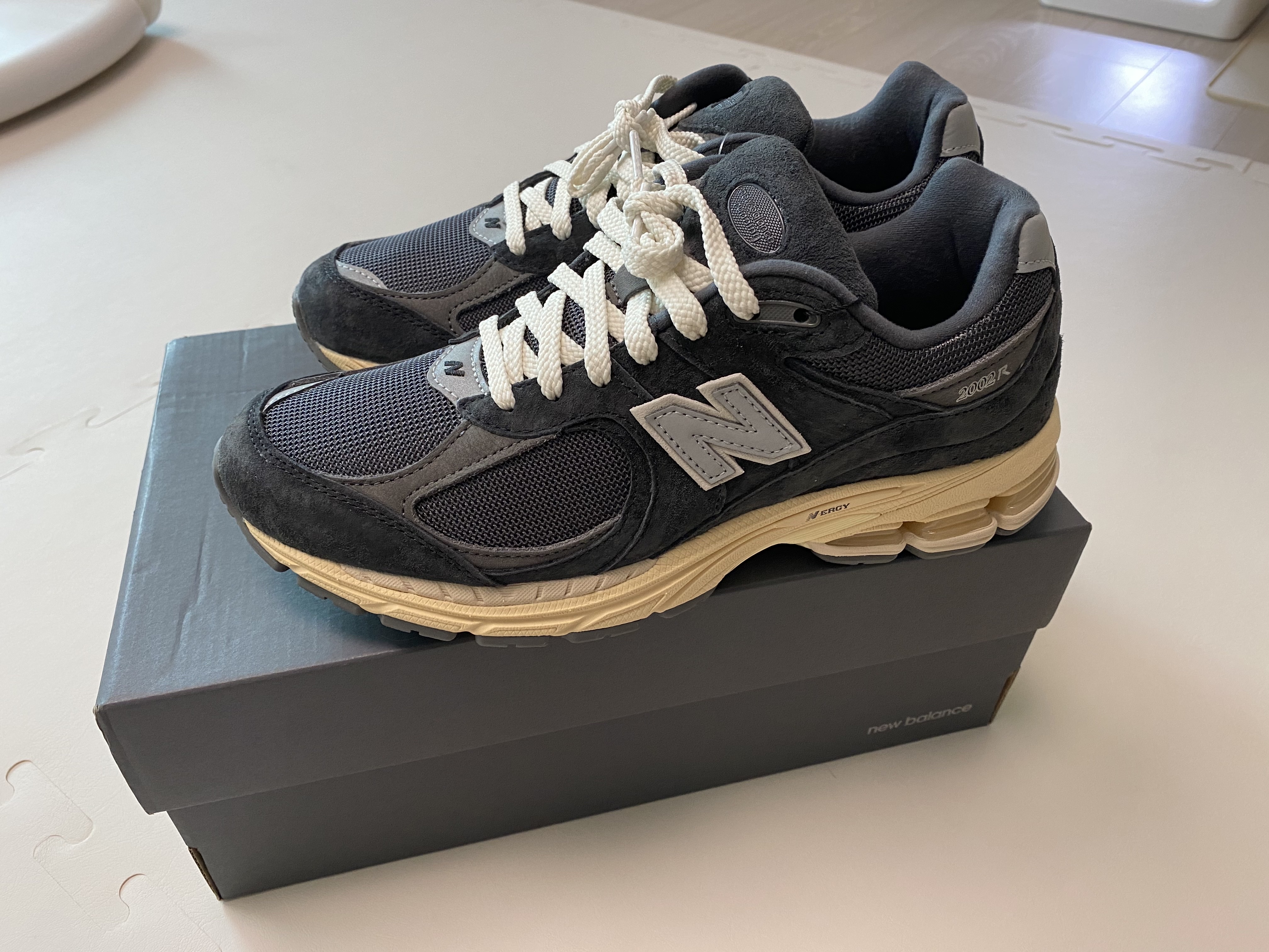 New Balance 2002R Special Vintage Black Grey 착용 스타일