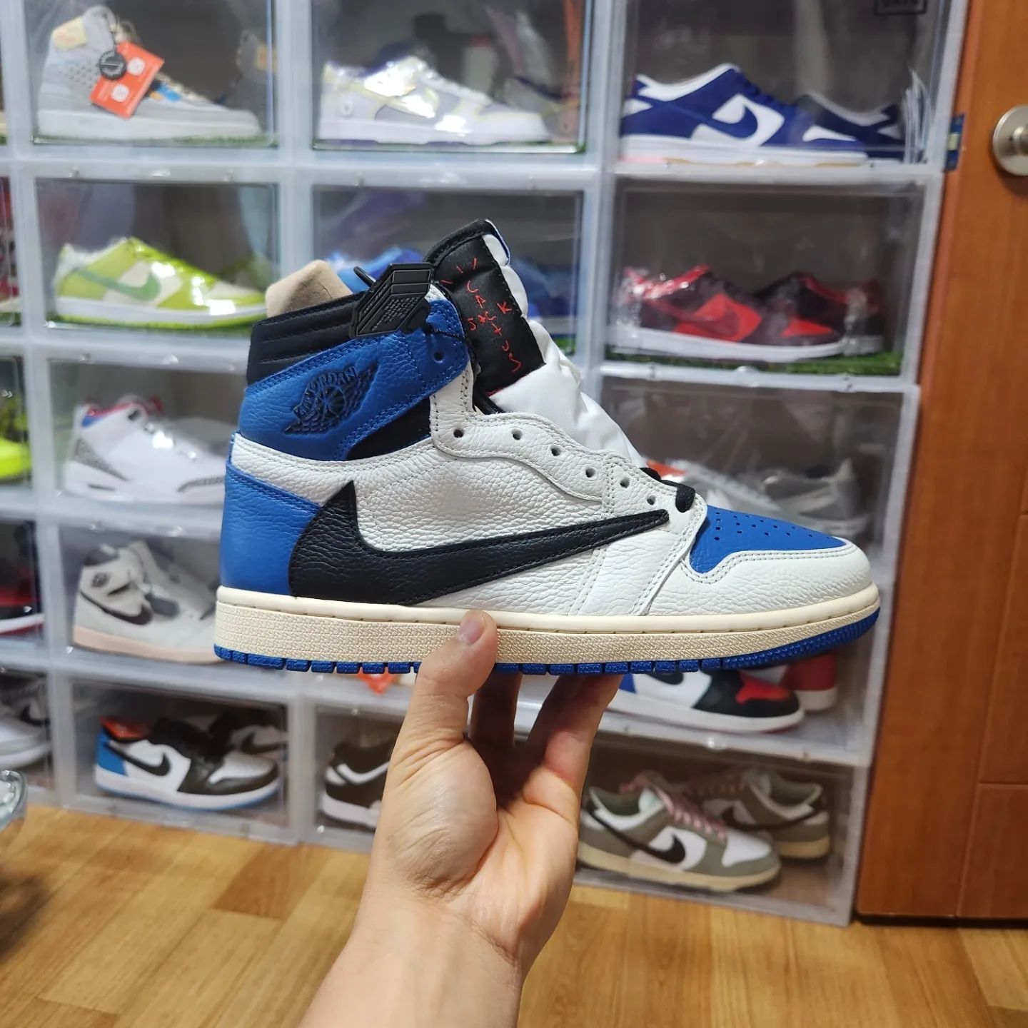 Jordan 1 x Travis Scott x Fragment Retro High OG SP Military Blue 착용 스타일 - 1