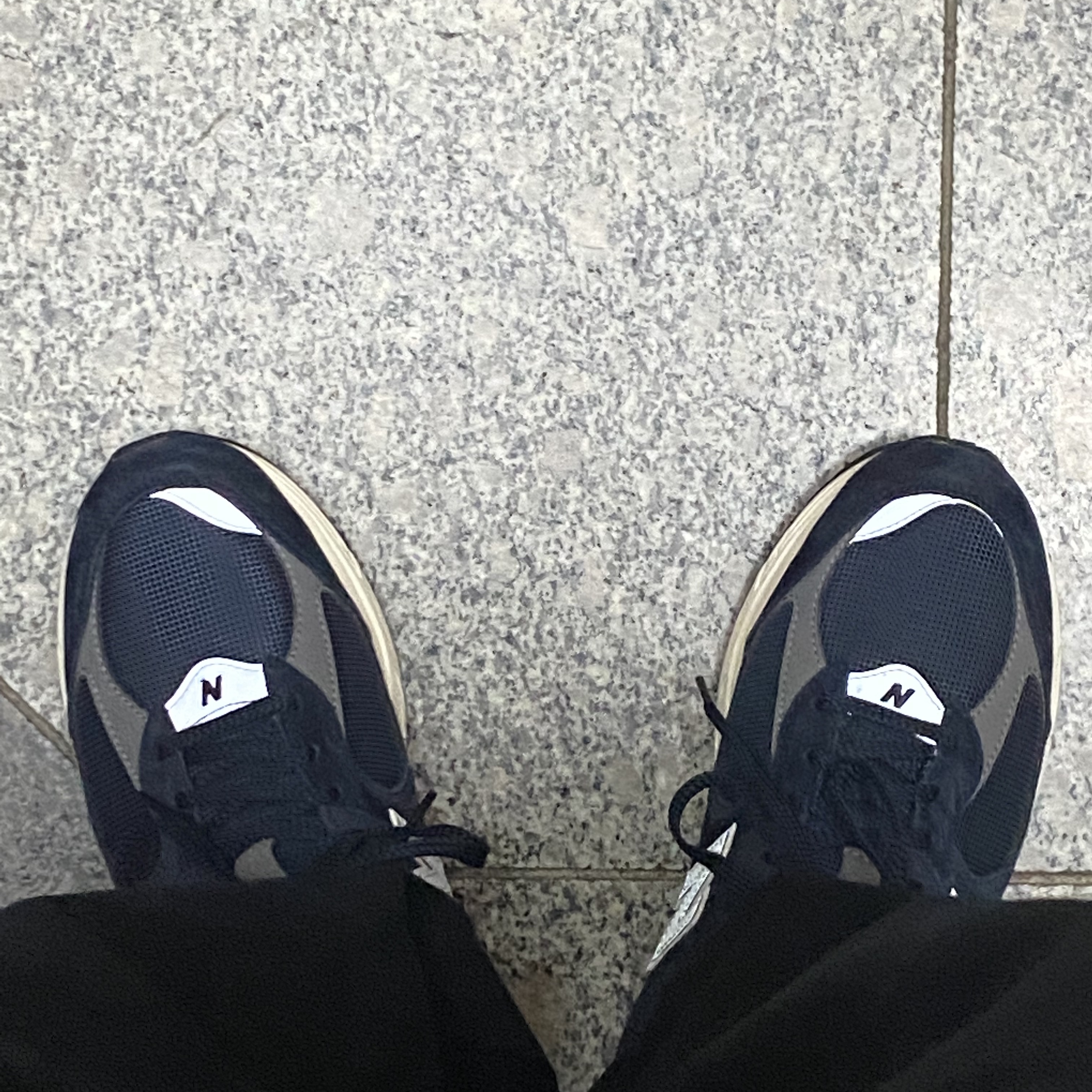 New Balance 2002R Eclipse Castlerock 착용 스타일
