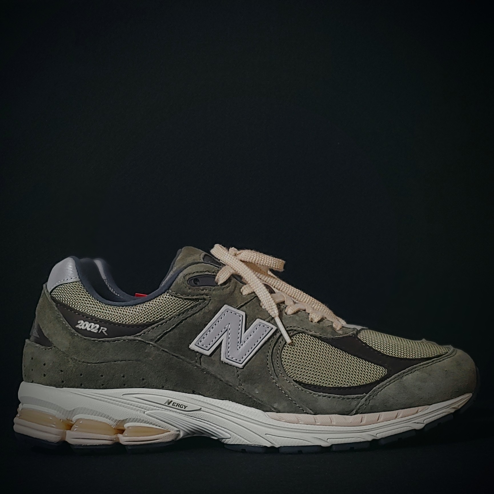 New Balance 2002R Special Vintage Khaki 착용 스타일 - 4