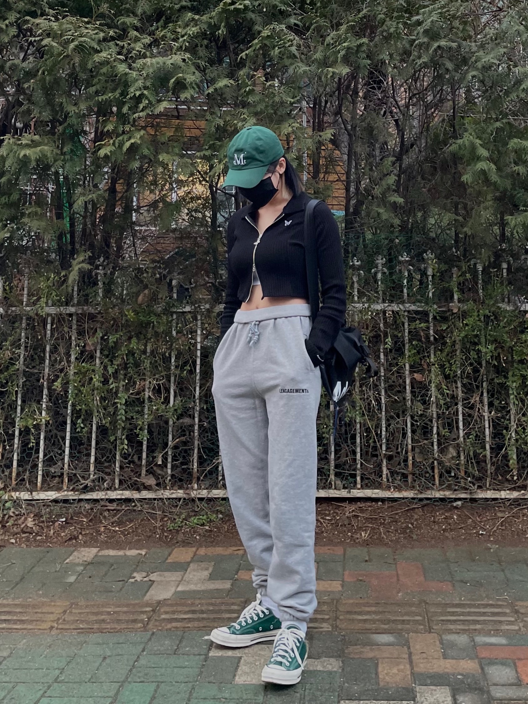 Converse Chuck 70 Ox Midnight Clover, Ader Error Trace Roll Bag Black 착용 스타일 - 2