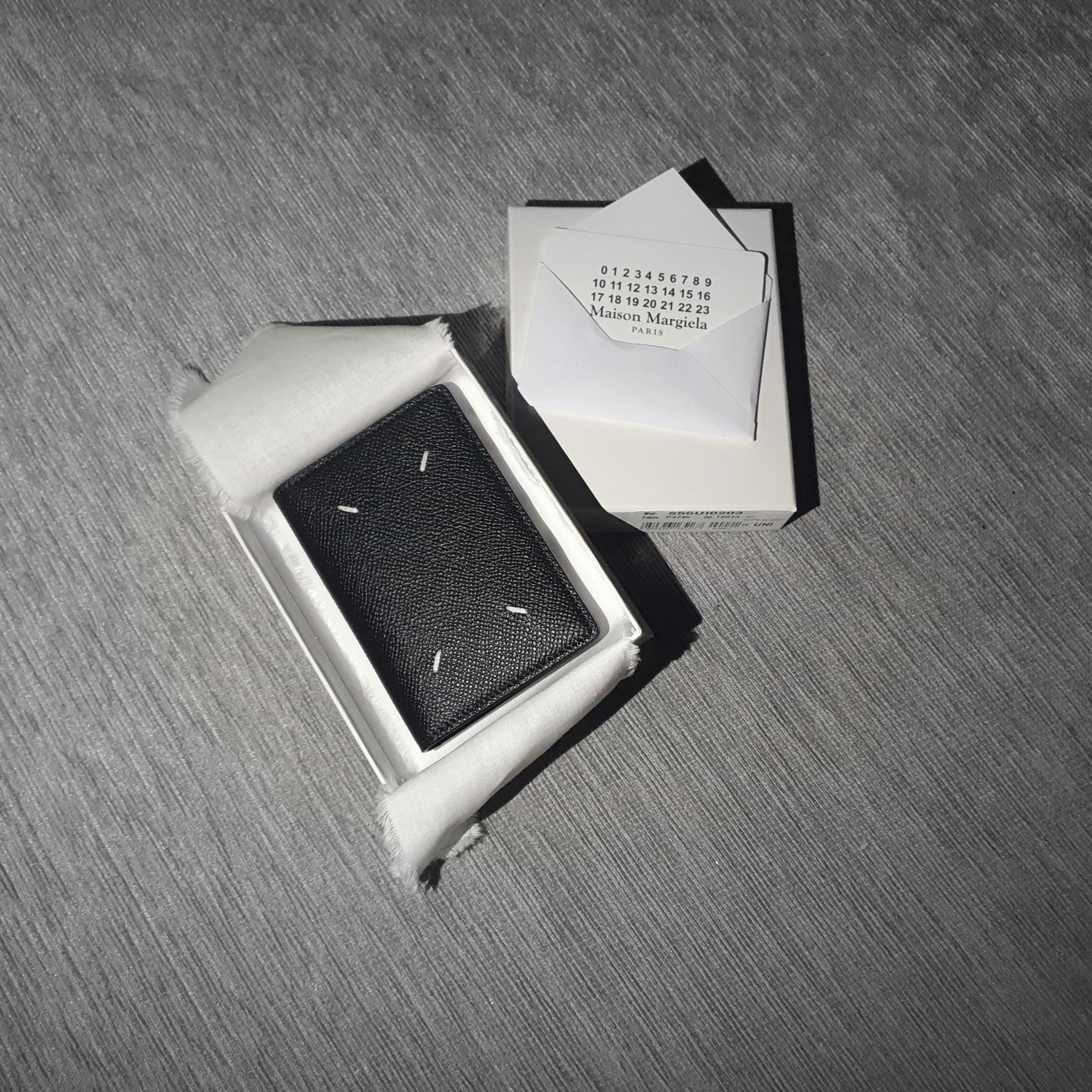 Maison Margiela Leather Bi-Fold Card Holder Black 착용 스타일