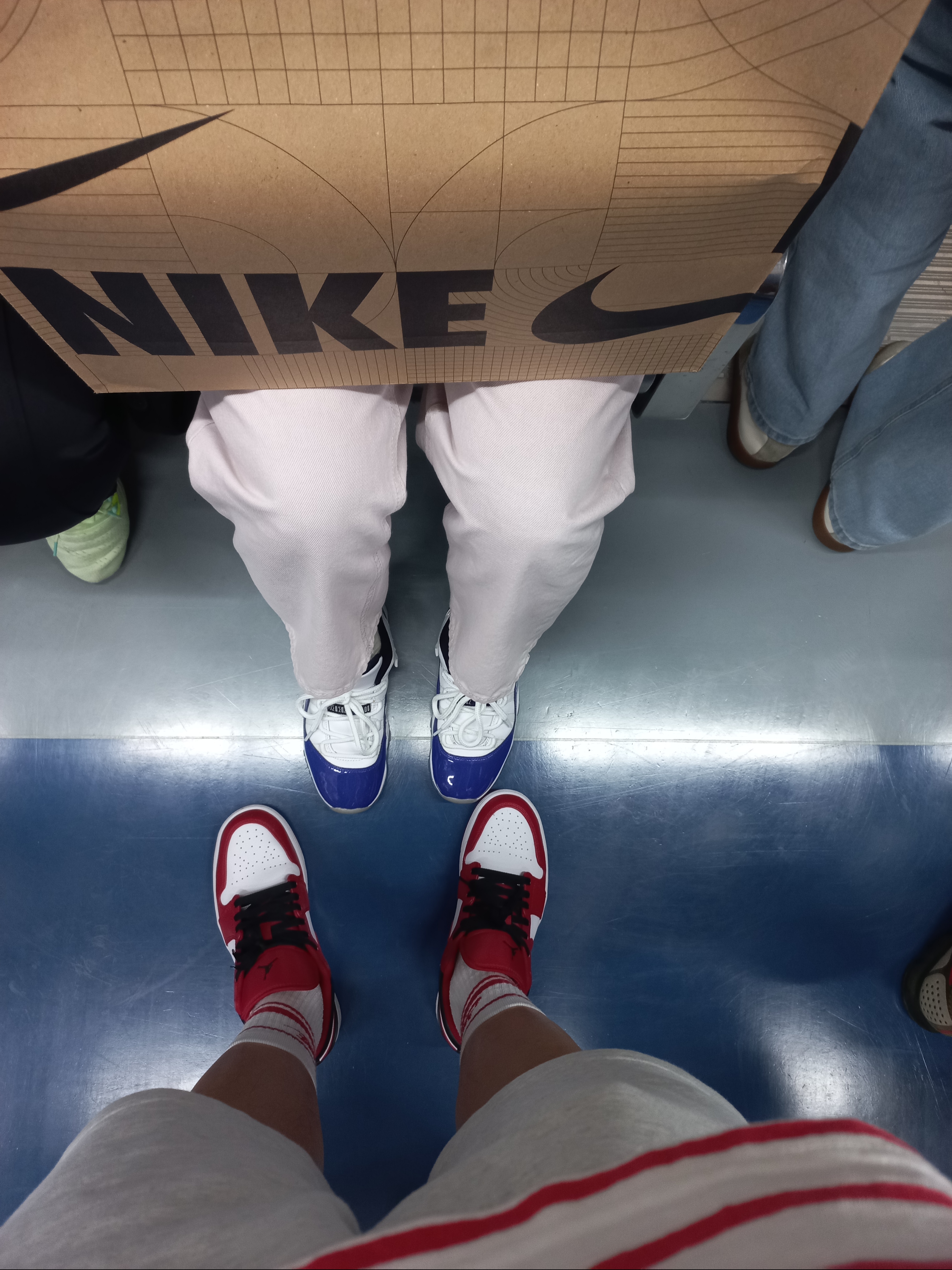 Nike Dunk Low SE Sail Dark Marina Blue, Jordan 1 Low White Gym Red Black 착용 스타일 - 1