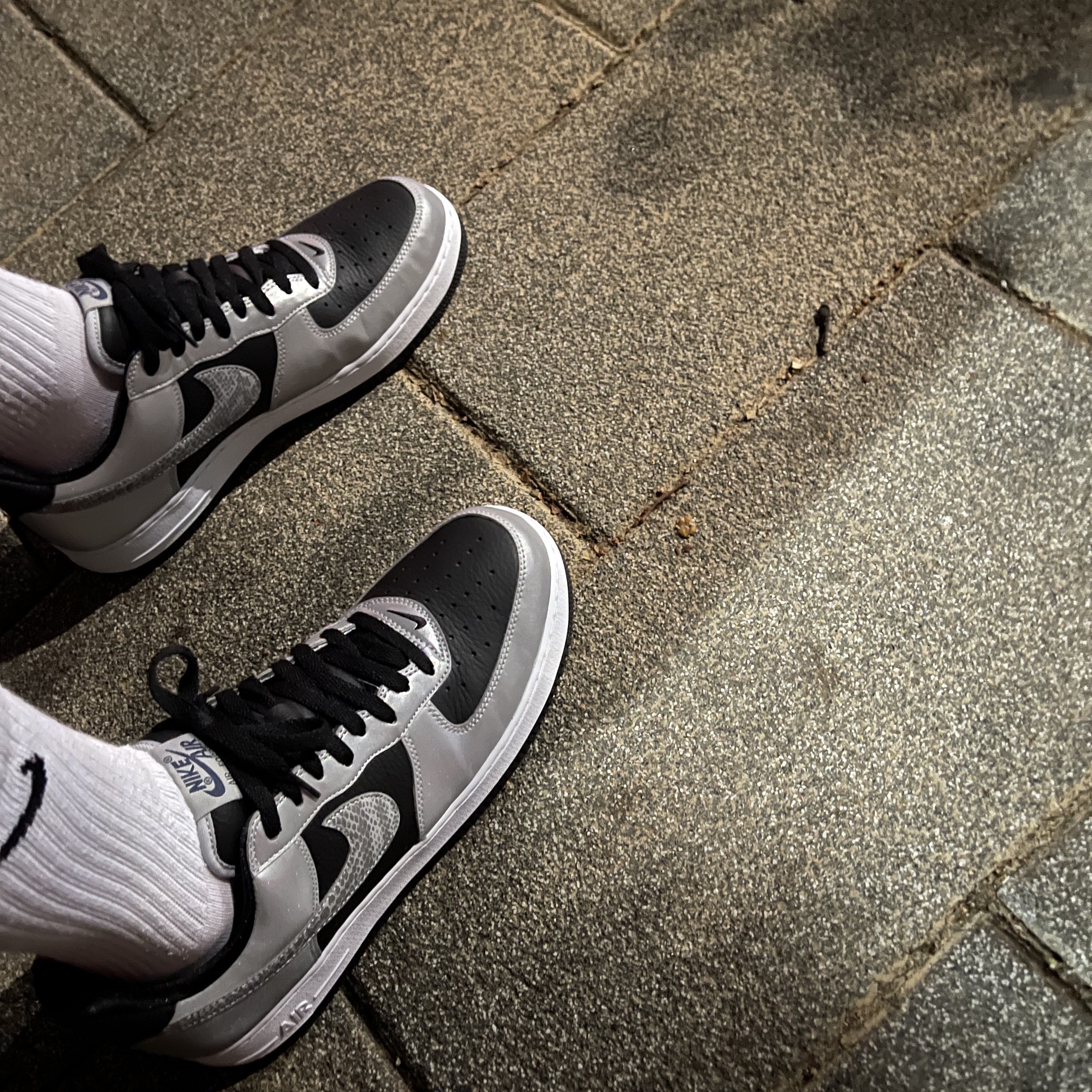 Nike Air Force 1 B Silver Snake 착용 스타일 - 3