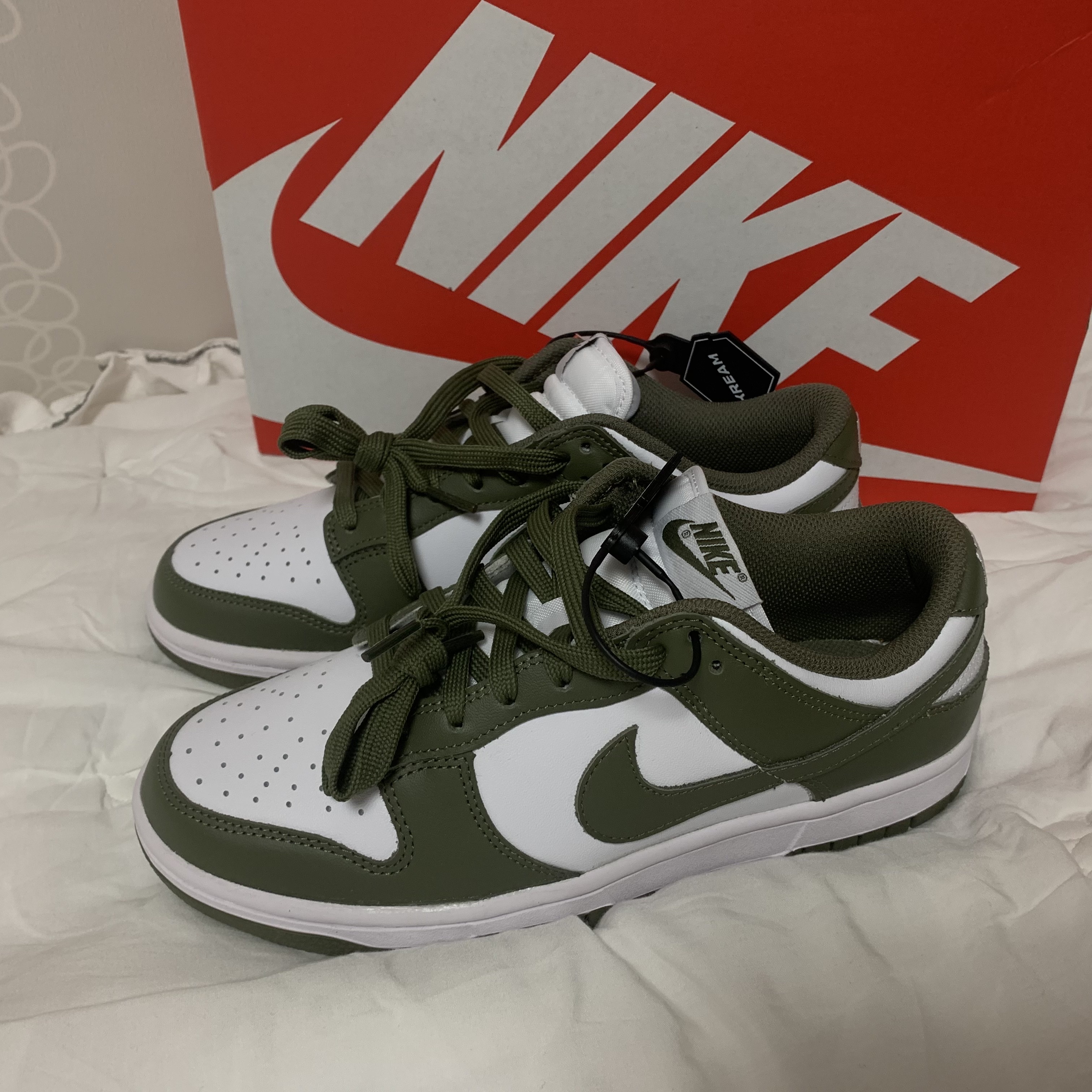 (W) Nike Dunk Low Medium Olive 착용 스타일 - 1