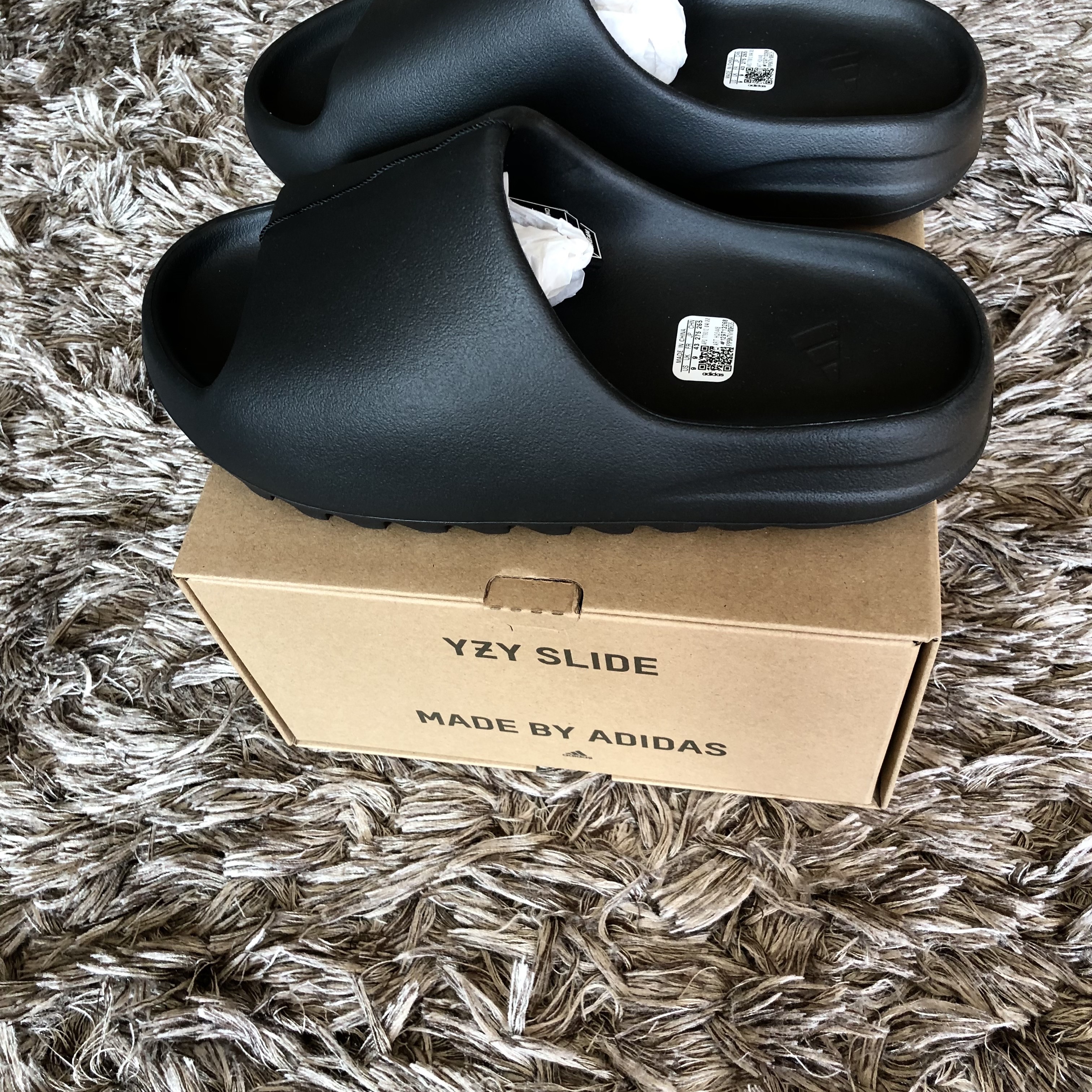 Yeezy Gap Engineered By Balenciaga Dove Hoodie Black, Adidas Yeezy Slide Onyx 착용 스타일 - 2