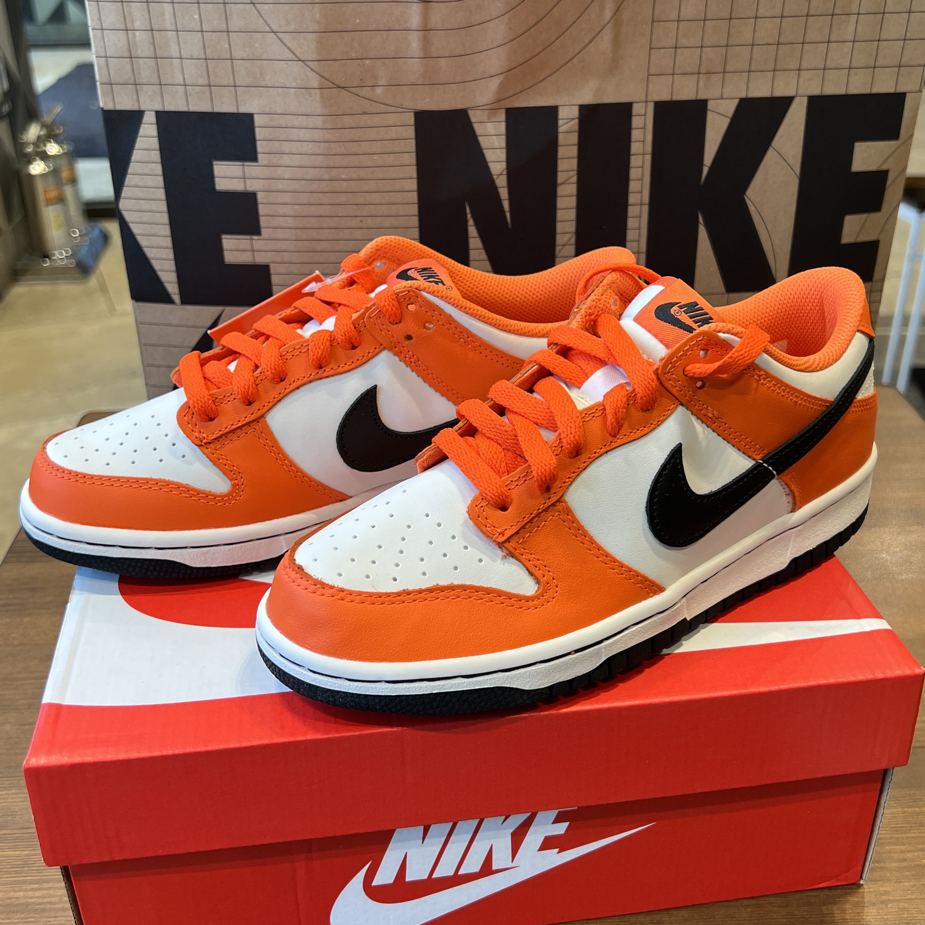 (GS) Nike Dunk Low Safety Orange 착용 스타일 - 2