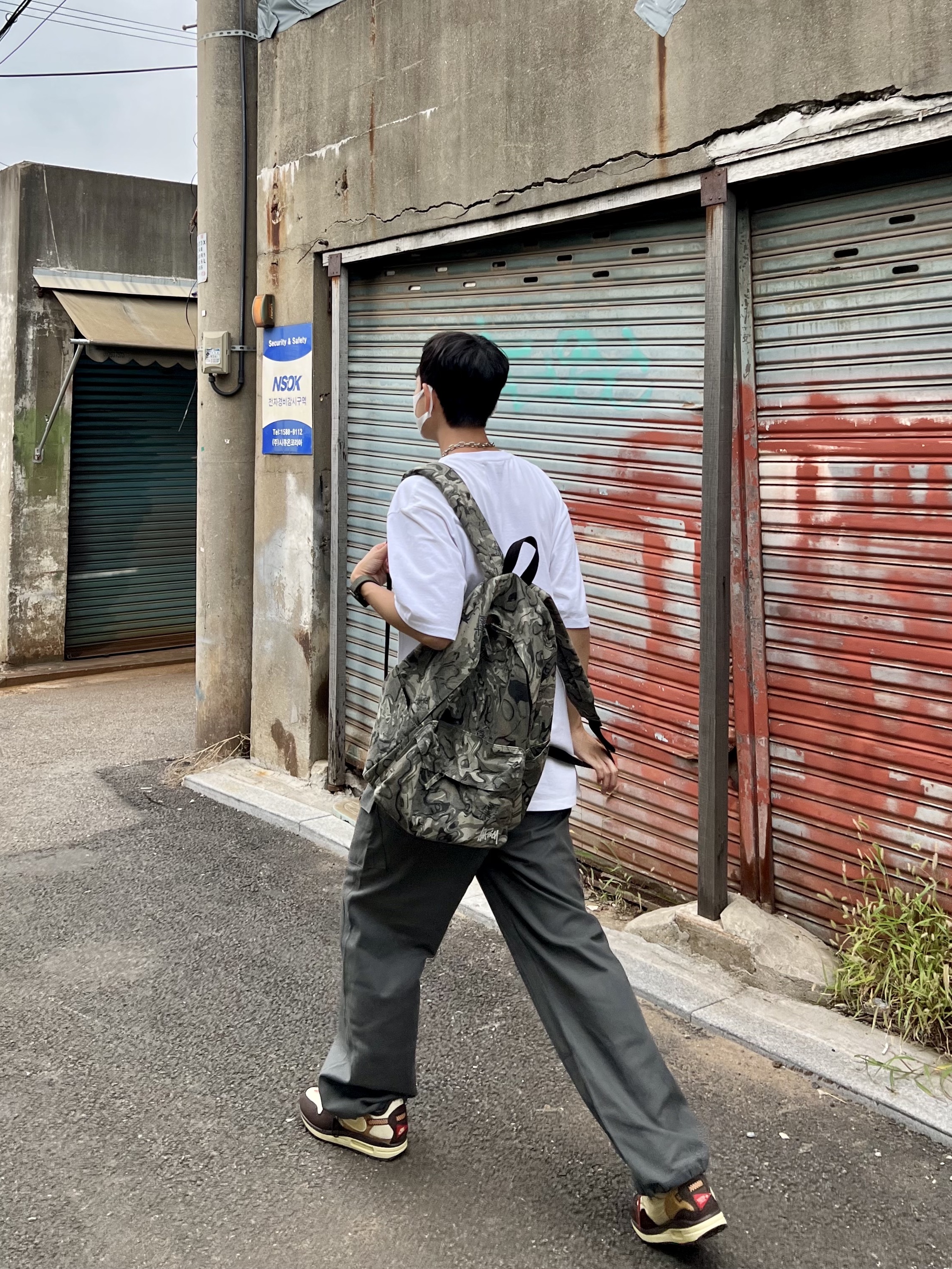 Stussy x Cactus Plant Flea Market International T-Shirt White, Nike x Travis Scott Air Max 1 Cact.us Brown 착용 스타일 - 3