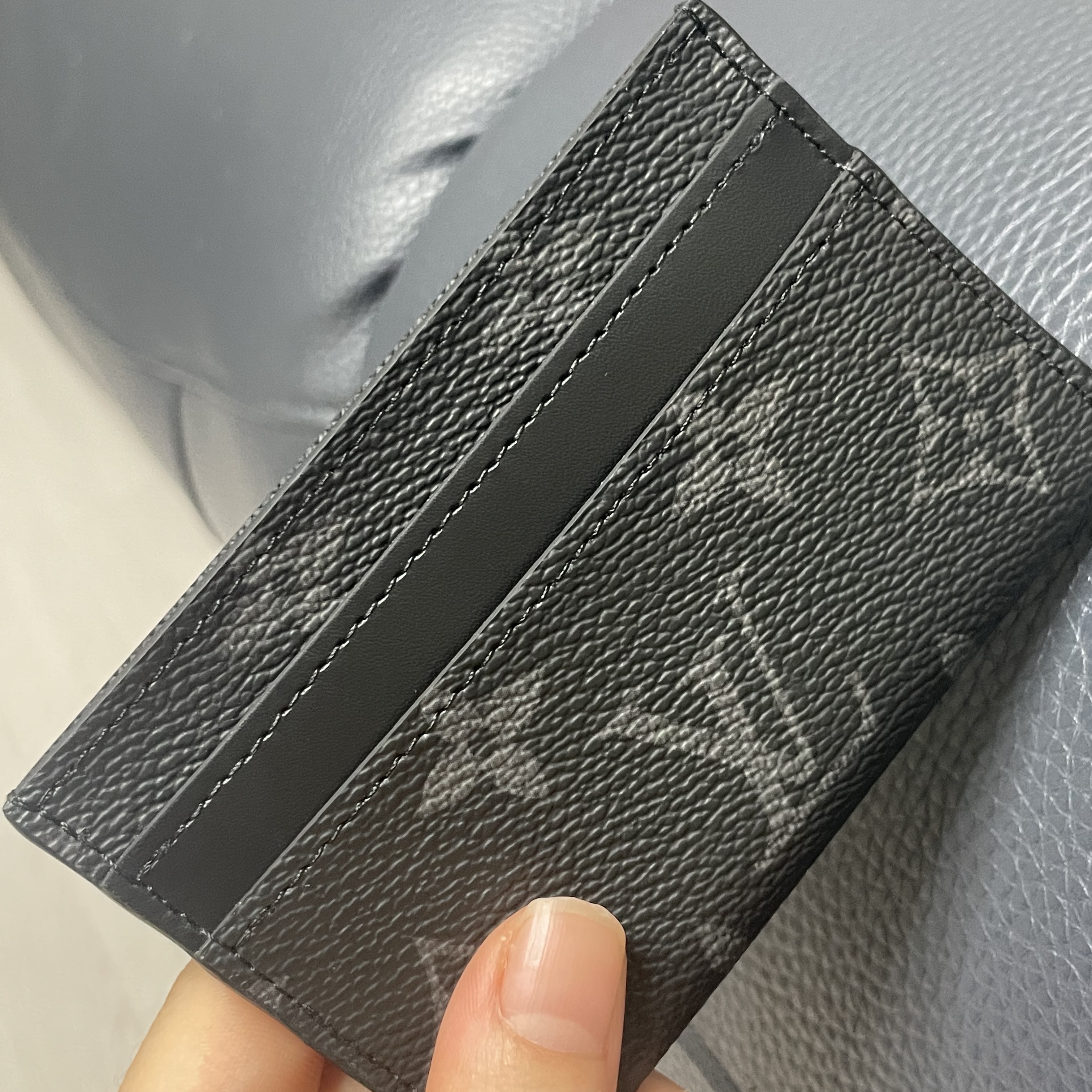 Louis Vuitton Double Card Holder Monogram Eclipse 착용 스타일 - 1