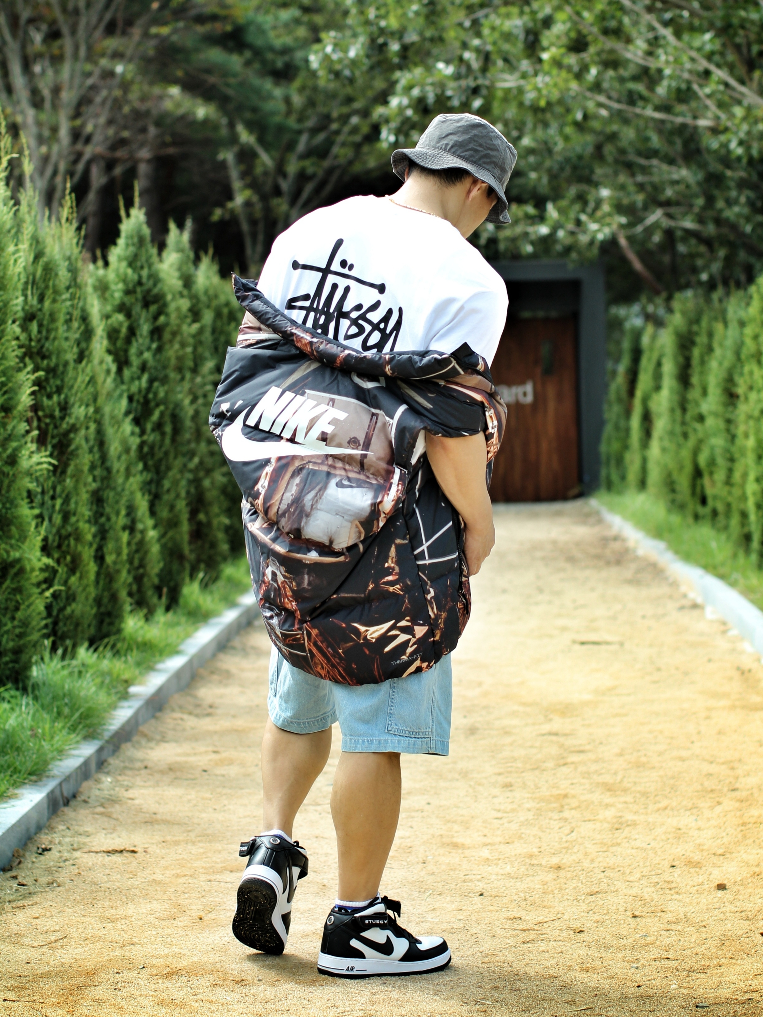 Nike x Stussy Air Force 1 '07 Mid SP Black and Light Bone, Stussy Basic Stussy T-Shirt White 2022 착용 스타일 - 1