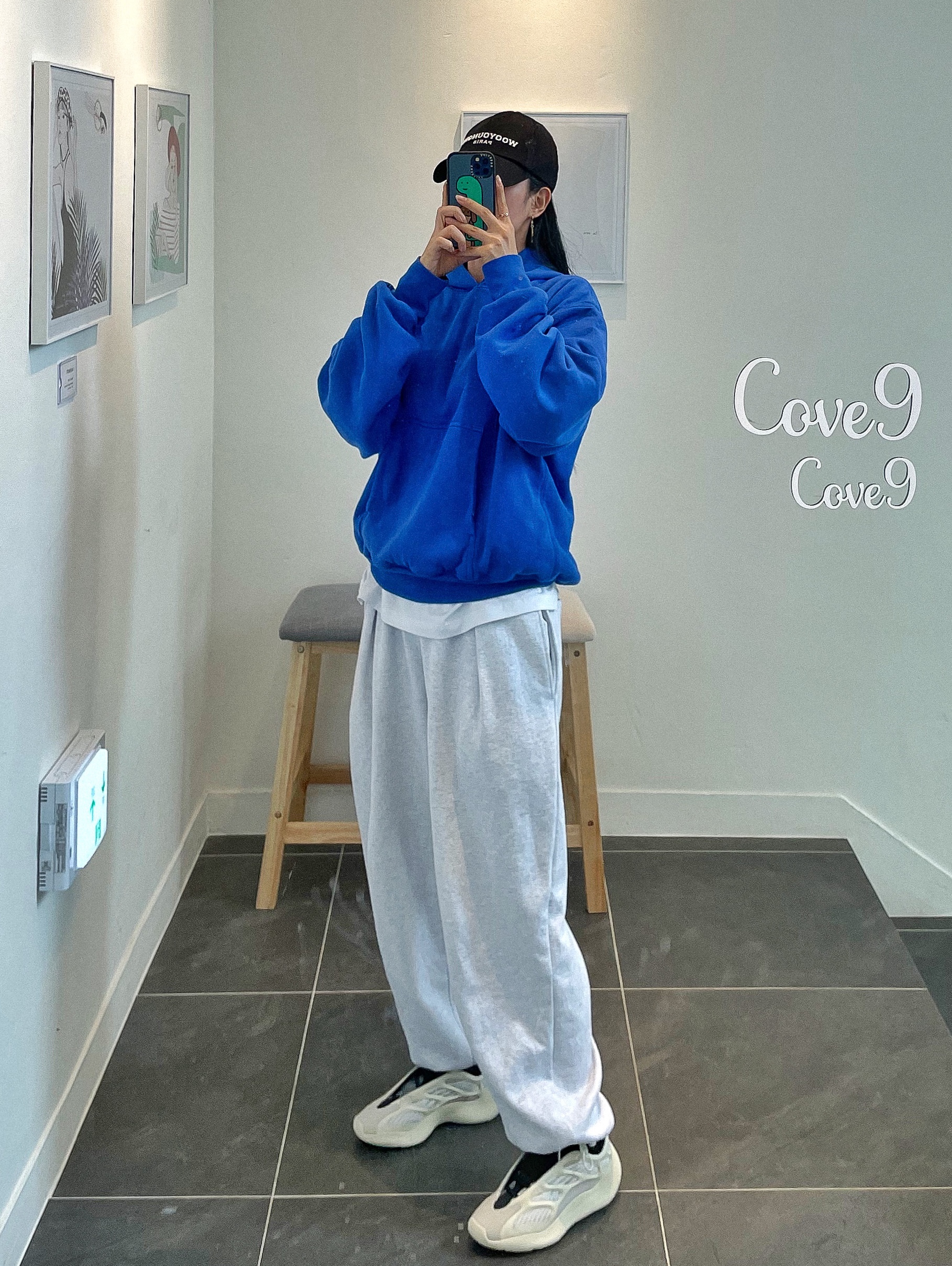 Adidas Yeezy 700 V3 Azael 2022/2023, Yeezy Gap Hoodie Blue 착용 스타일 - 2