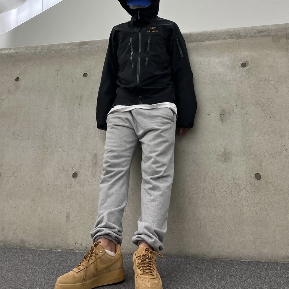 Nike Air Force 1 '07 WB Flax, Arc'teryx Alpha SV Jacket 24K Black 착용 스타일