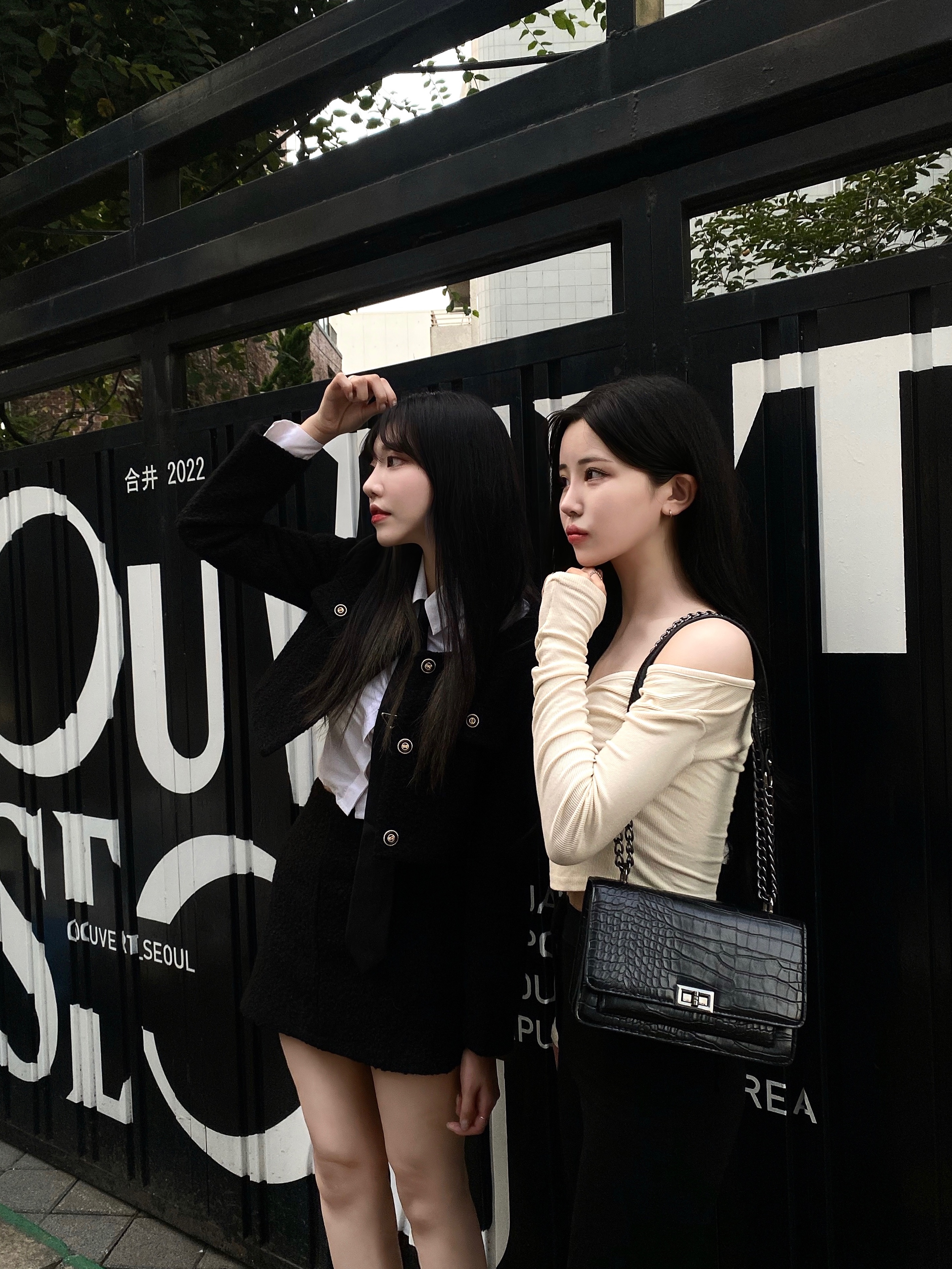 COS Quilted Mini Bag Black, Prada Re-Nylon Gabardine Tie Blue 착용 스타일 - 2