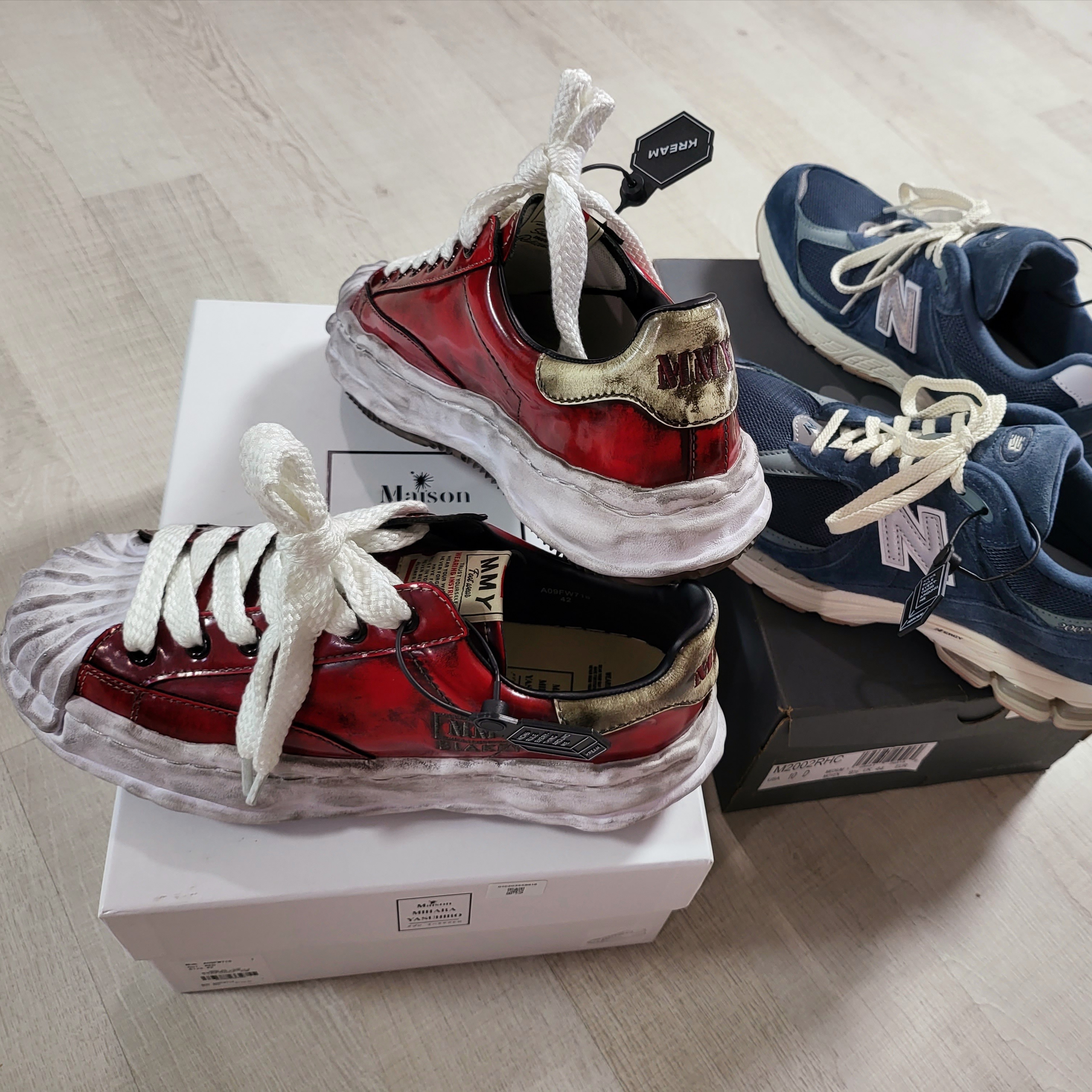 Maison Mihara Yasuhiro Blakey OG Sole Brushed Patent Low-top Sneakers Red, New Balance 2002R Deep Ocean Grey Slate 착용 스타일