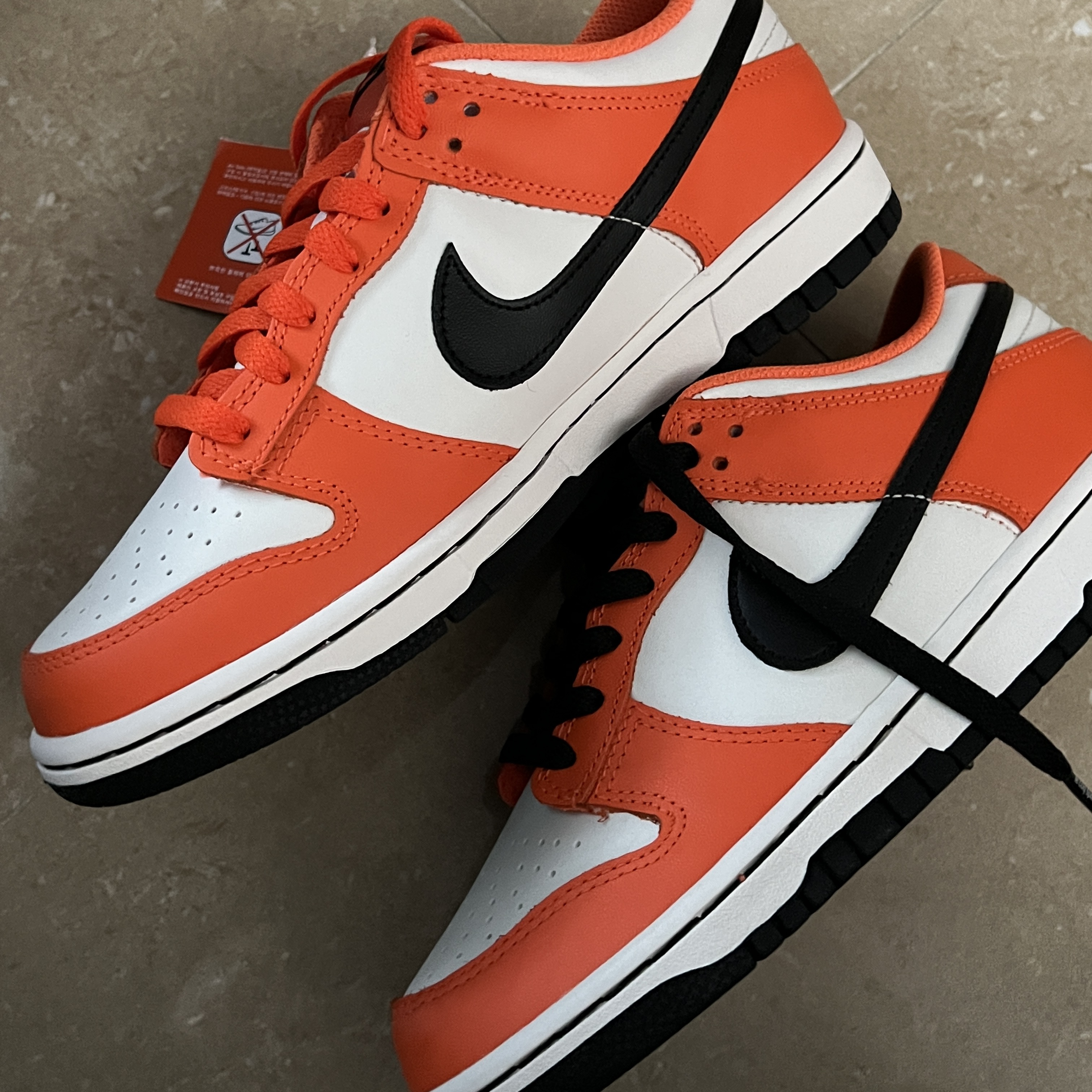 (GS) Nike Dunk Low Safety Orange 착용 스타일 - 2