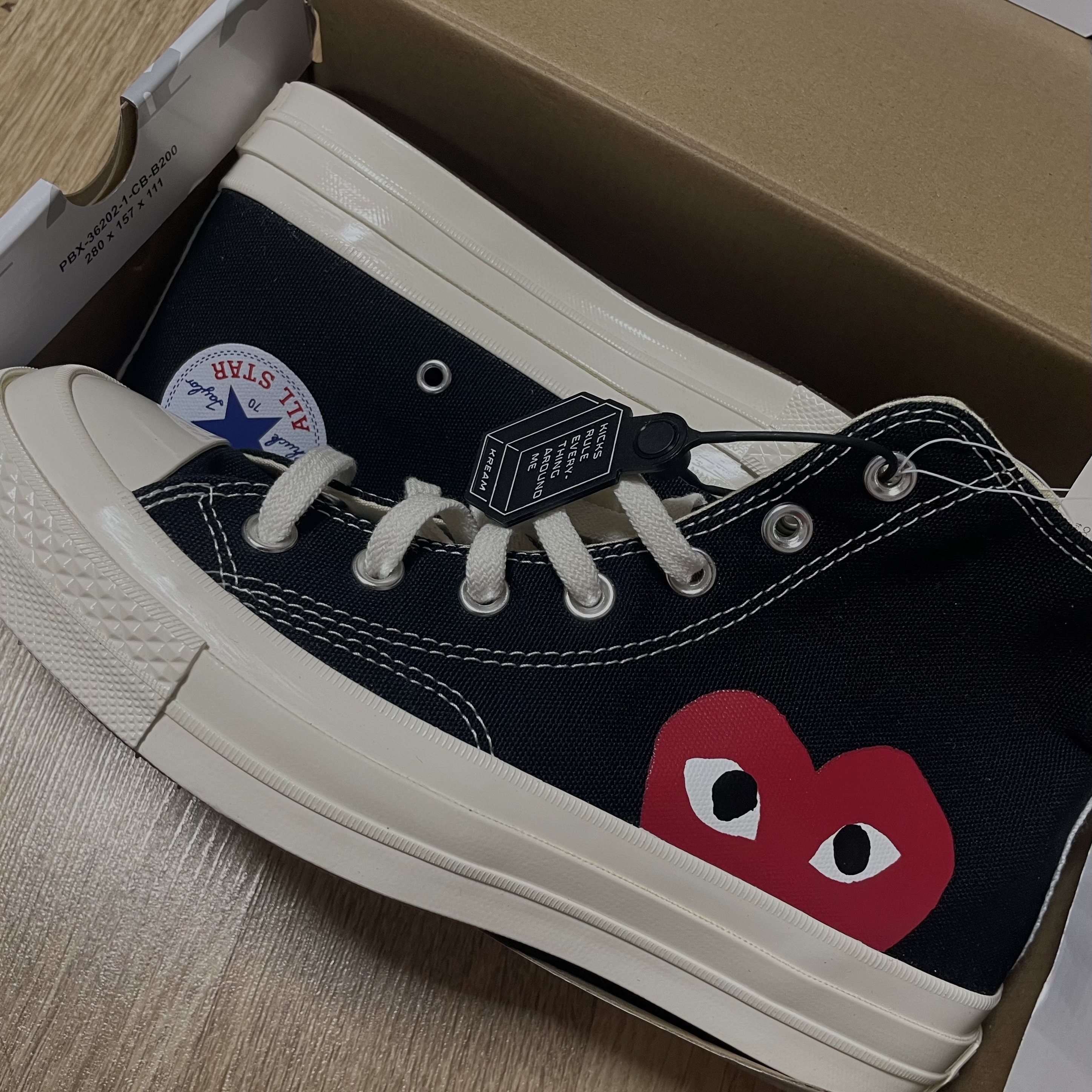 Converse x Play Comme des Garcons Chuck 70 Hi Black 착용 스타일 - 3