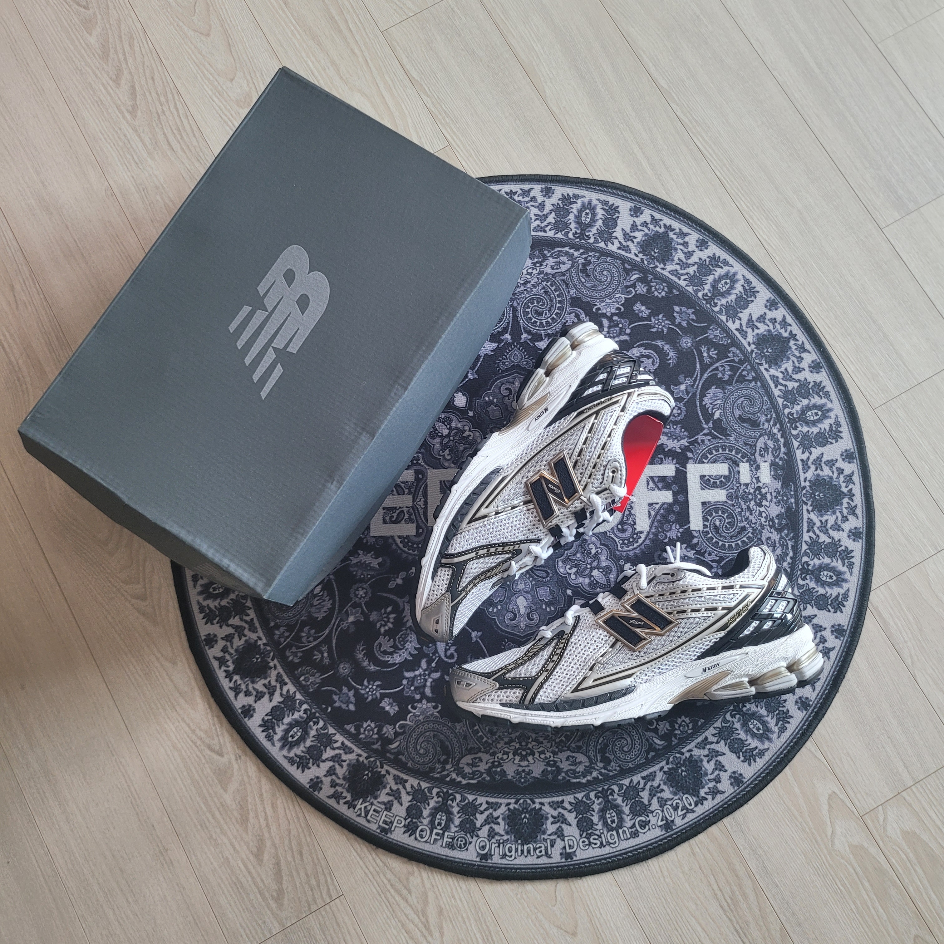 New Balance 1906R White Gold 착용 스타일