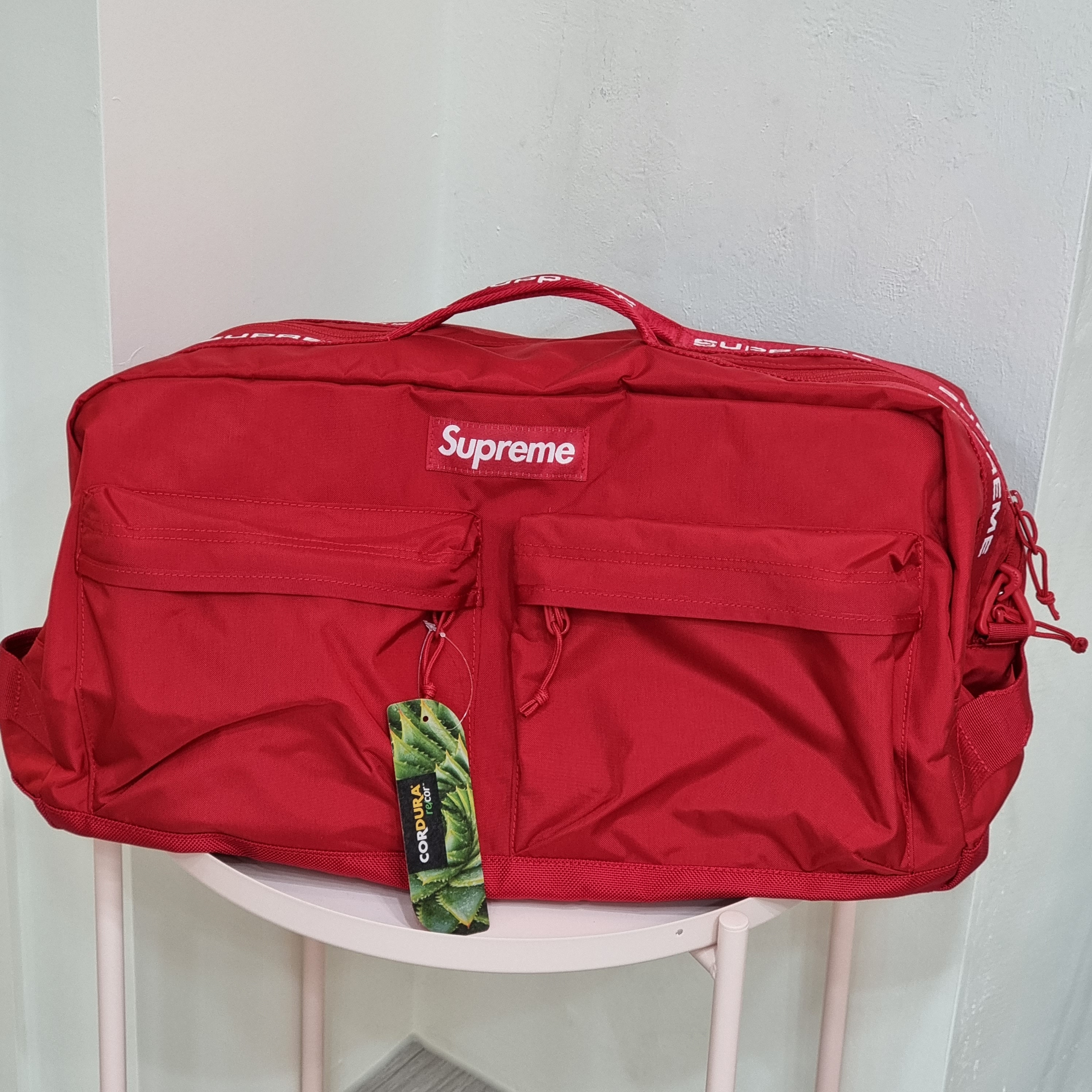 Supreme Duffle Bag Red - 22FW 착용 스타일