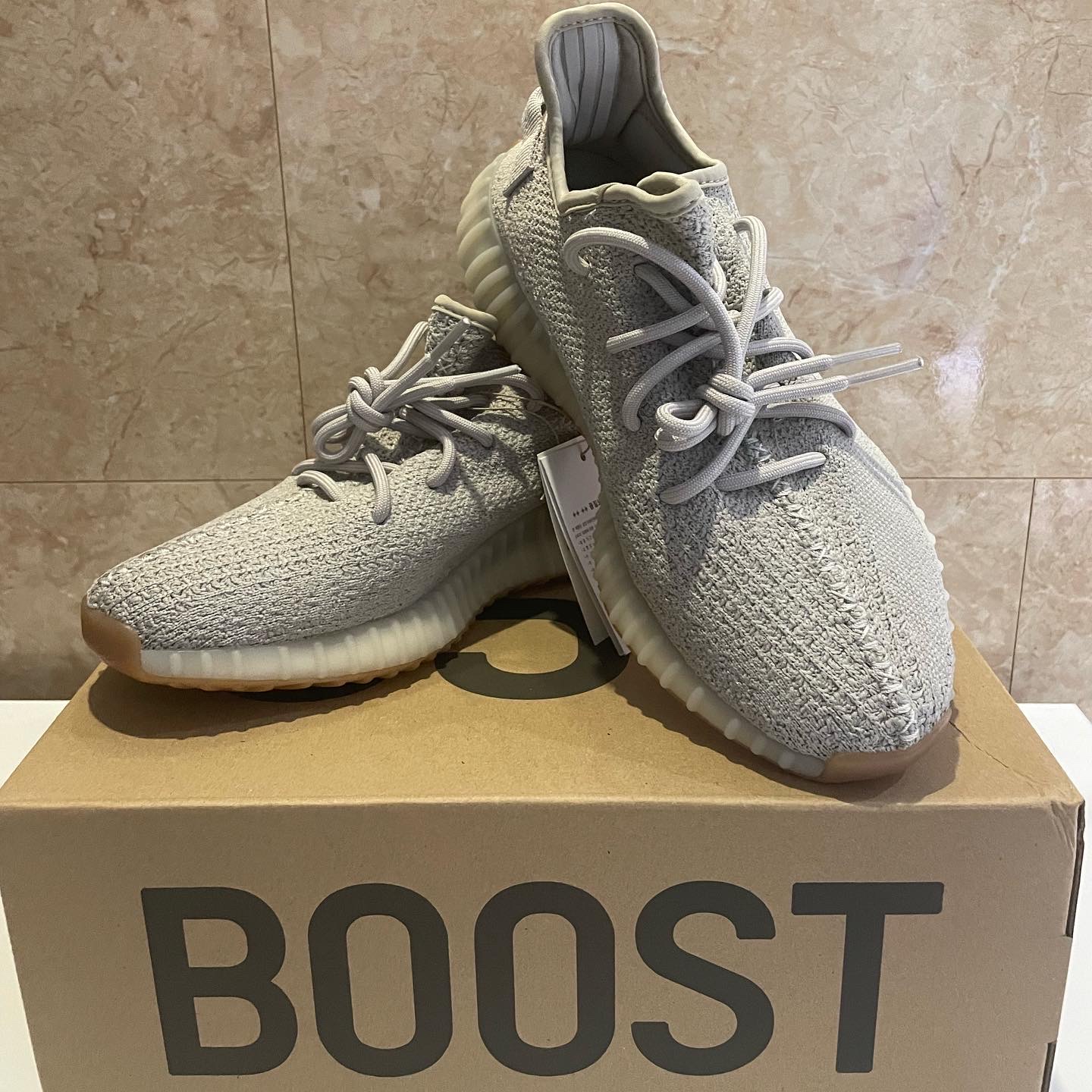 Adidas Yeezy Boost 350 V2 Sesame 2022 착용 스타일 - 1