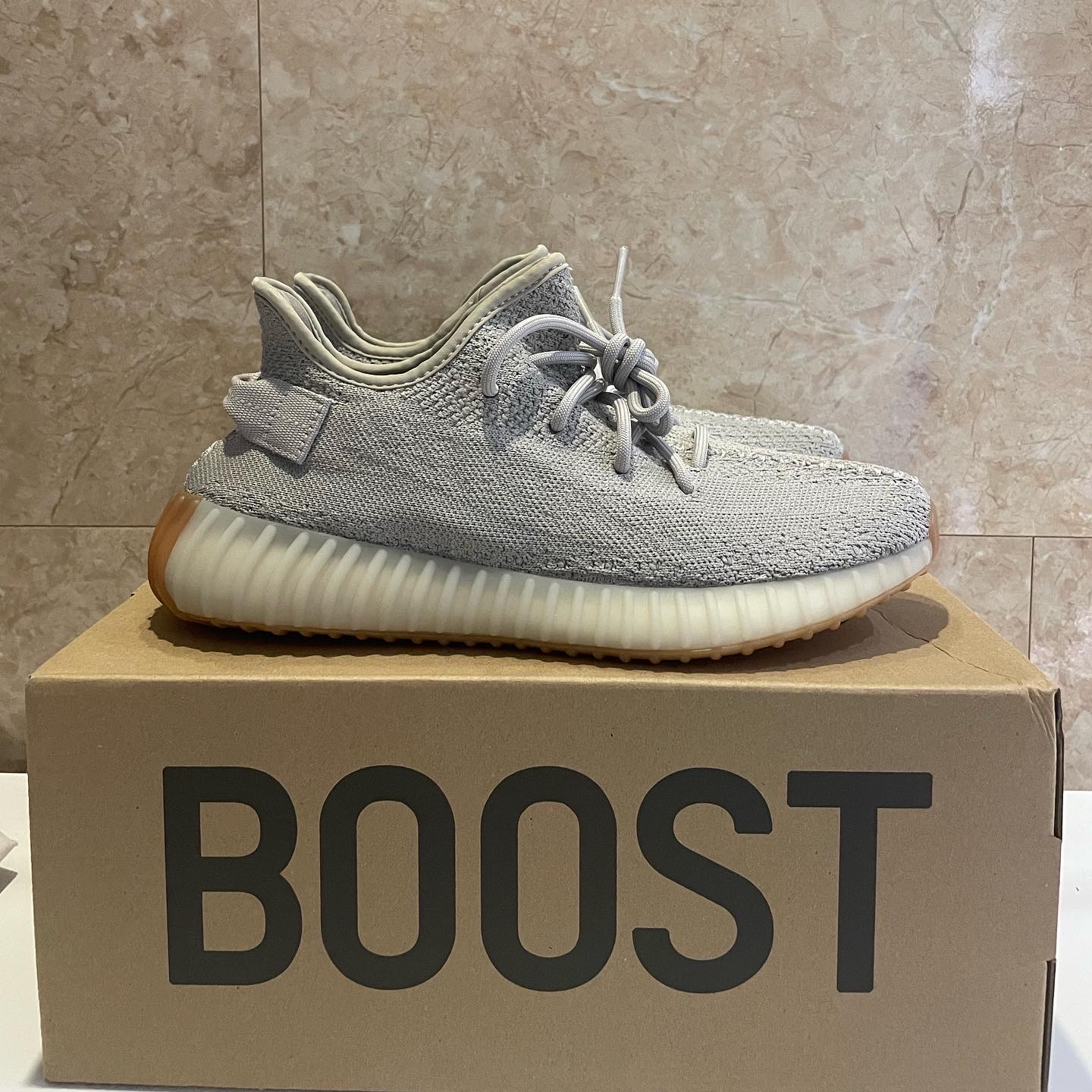 Adidas Yeezy Boost 350 V2 Sesame 2022 착용 스타일 - 2