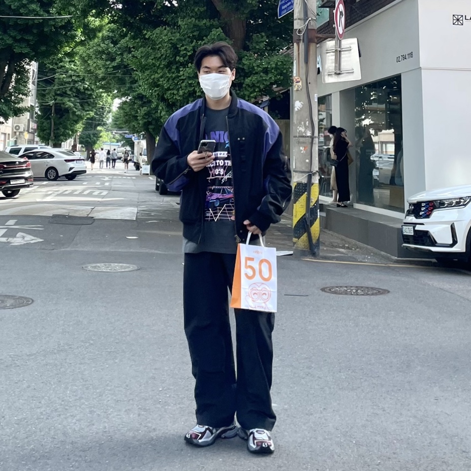 Balenciaga Runner Sneakers Grey Burgundy 착용 스타일