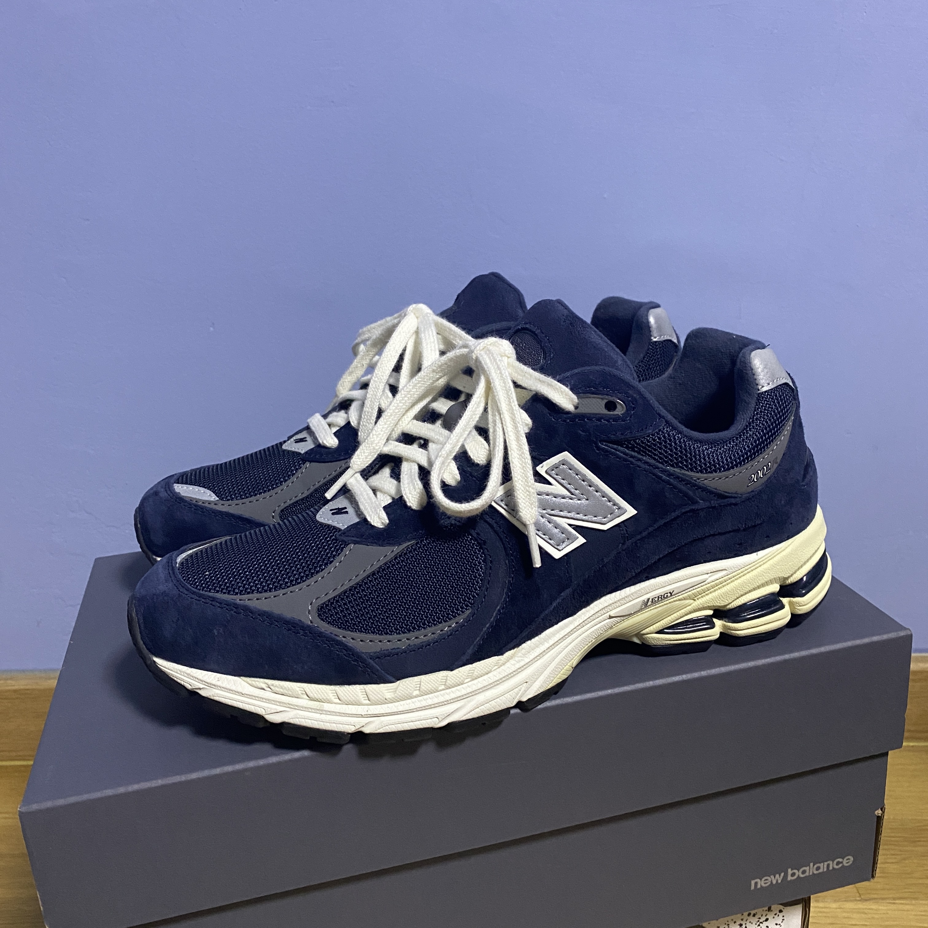 New Balance 2002R Eclipse Castlerock 착용 스타일 - 2