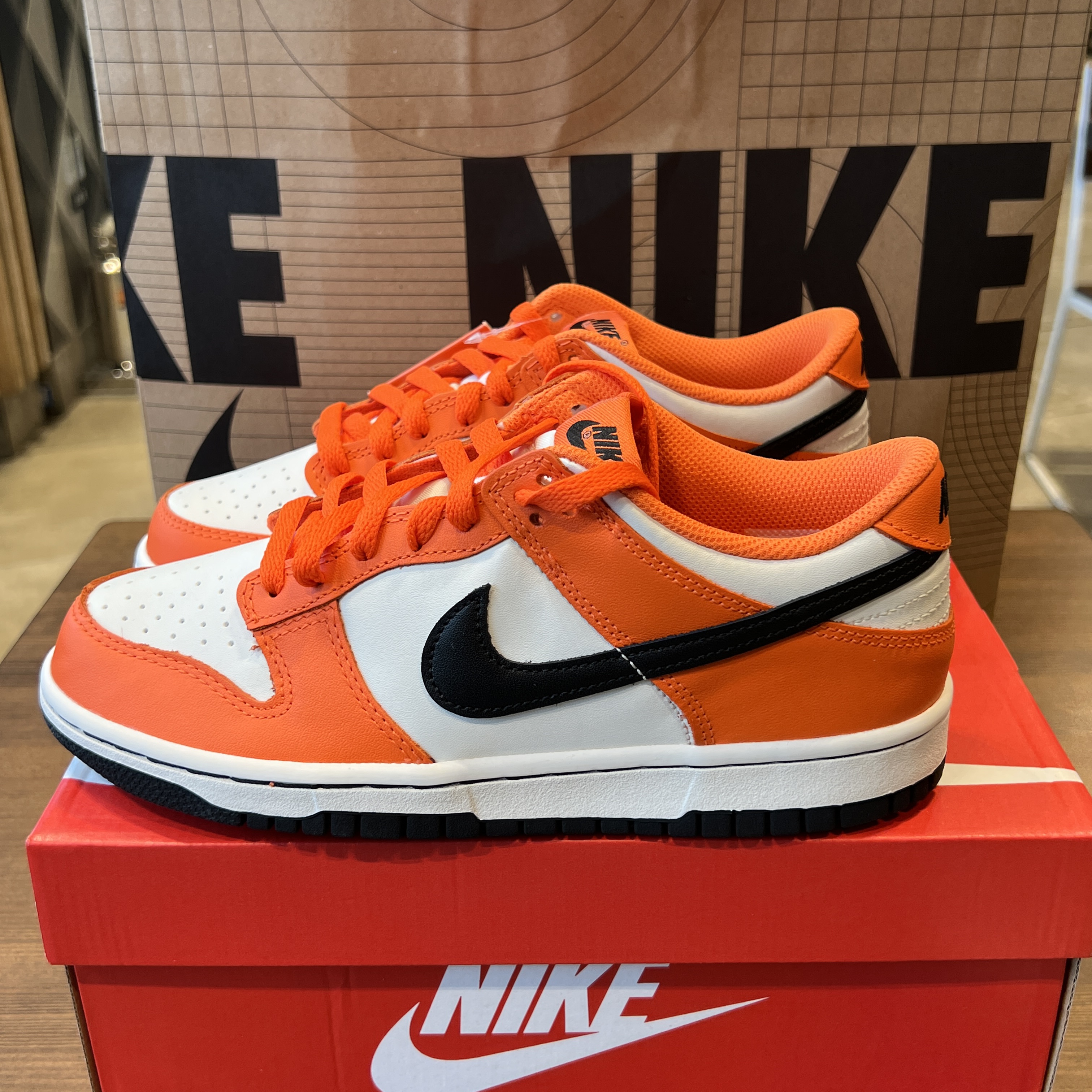 (GS) Nike Dunk Low Safety Orange 착용 스타일 - 1