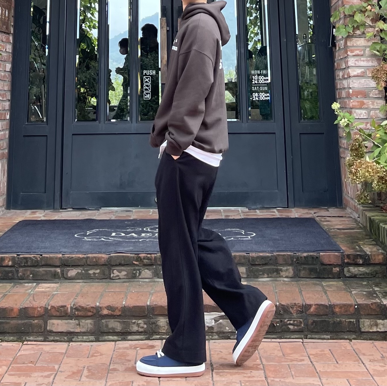 IAB Studio Hoodie Brown, Sunnei Neoprene Dreamy Blue 착용 스타일 - 2