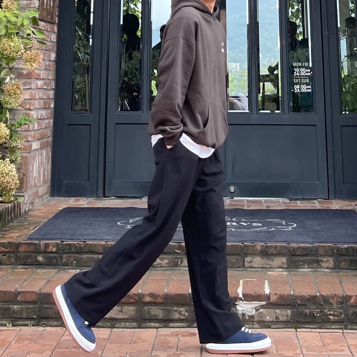 IAB Studio Hoodie Brown, Sunnei Neoprene Dreamy Blue 착용 스타일 - 1