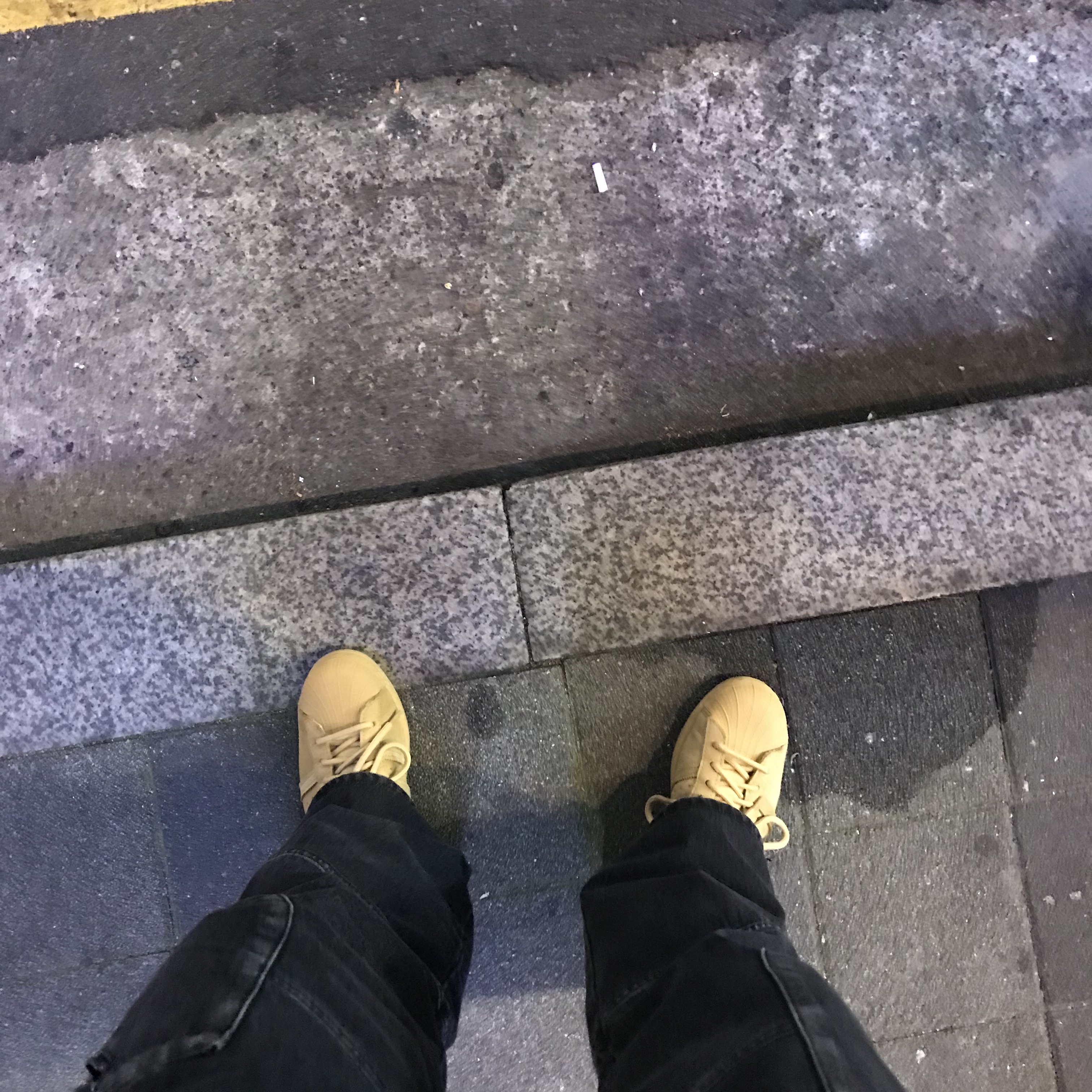 Adidas Superstar Golden Beige 착용 스타일