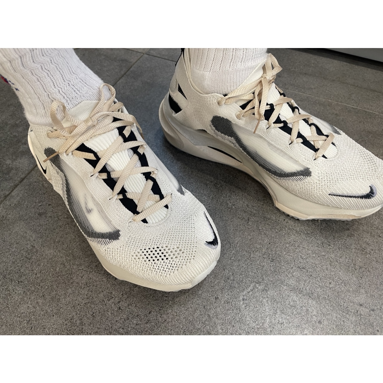 Nike Spark Flyknit Platinum Tint and Coconut Milk 착용 스타일
