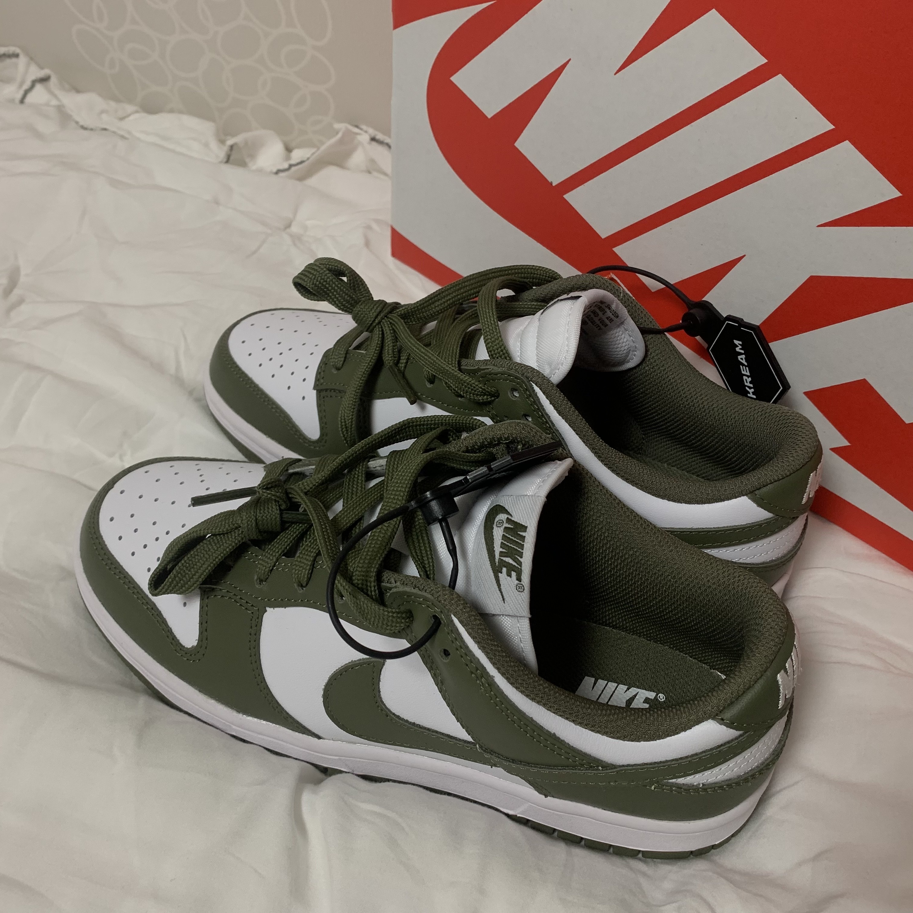 (W) Nike Dunk Low Medium Olive 착용 스타일 - 2