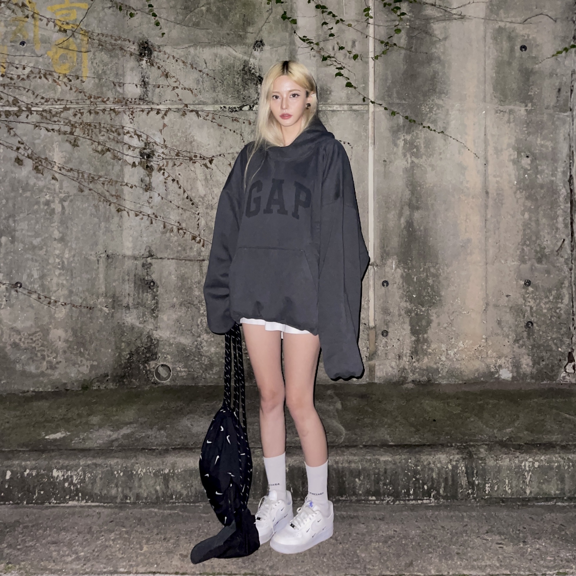 Yeezy Gap Engineered By Balenciaga Dove Hoodie Black, (W) Nike Air Force 1 Low '07 LX Chrome Luxe 착용 스타일 - 1