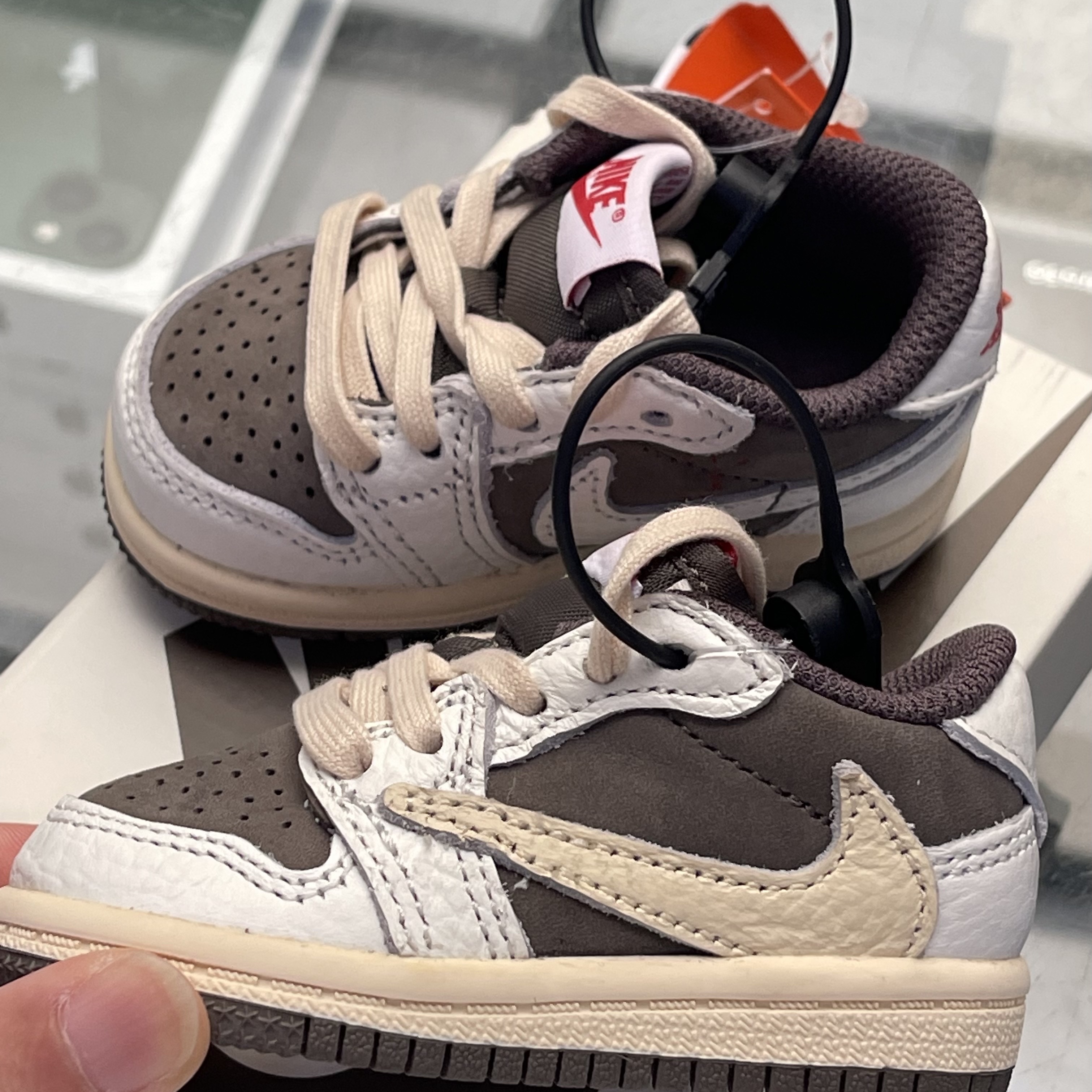 (TD) Jordan 1 x Travis Scott Retro Low OG SP Sail and Ridgerock 착용 스타일 - 2