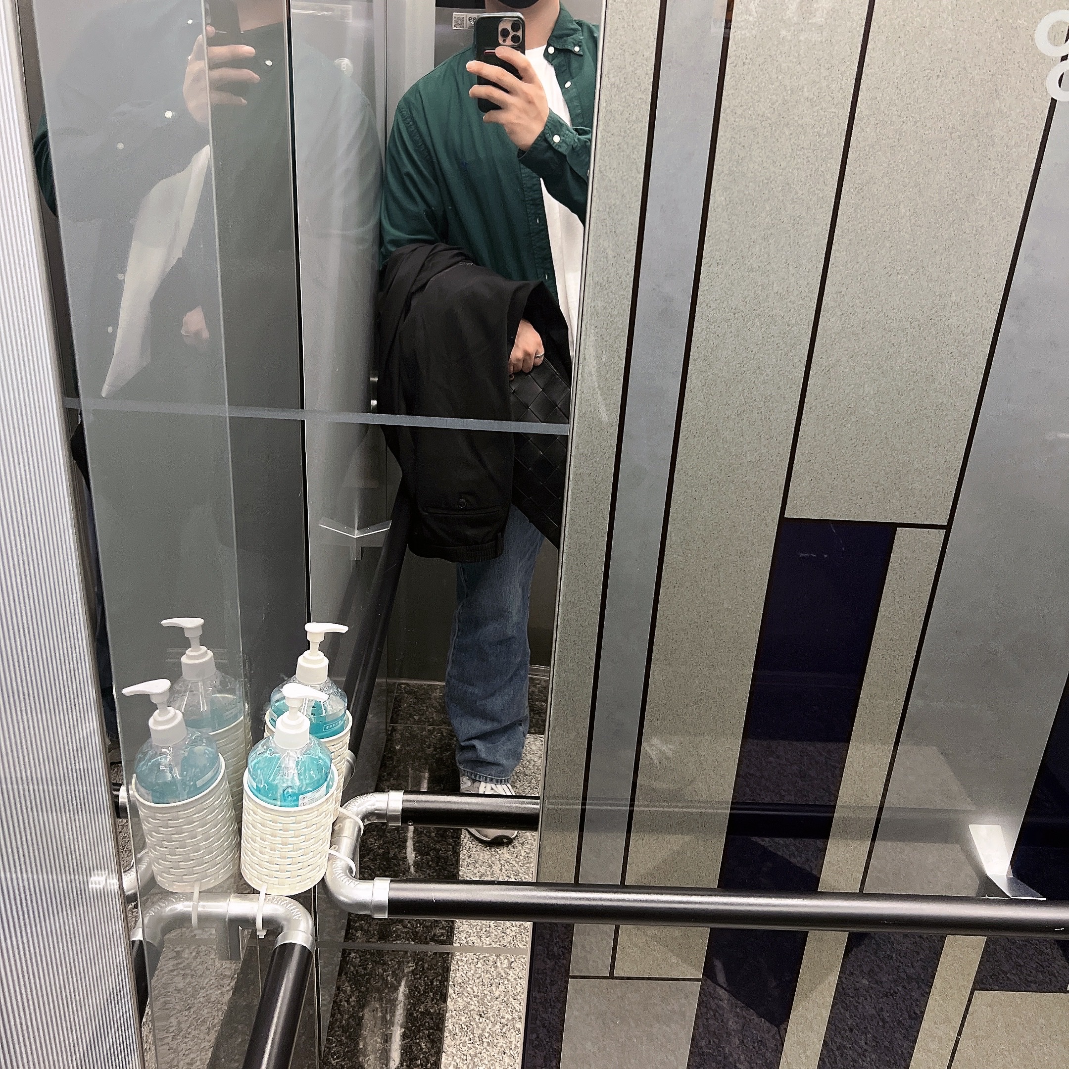 Wooyoungmi Black Back Logo T-Shirt White - 22FW, Bottega Veneta Large Pouch Black 착용 스타일