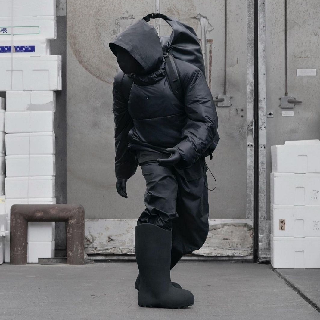 Yeezy Gap Engineered By Balenciaga Dove Hoodie Black 착용 스타일 - 1