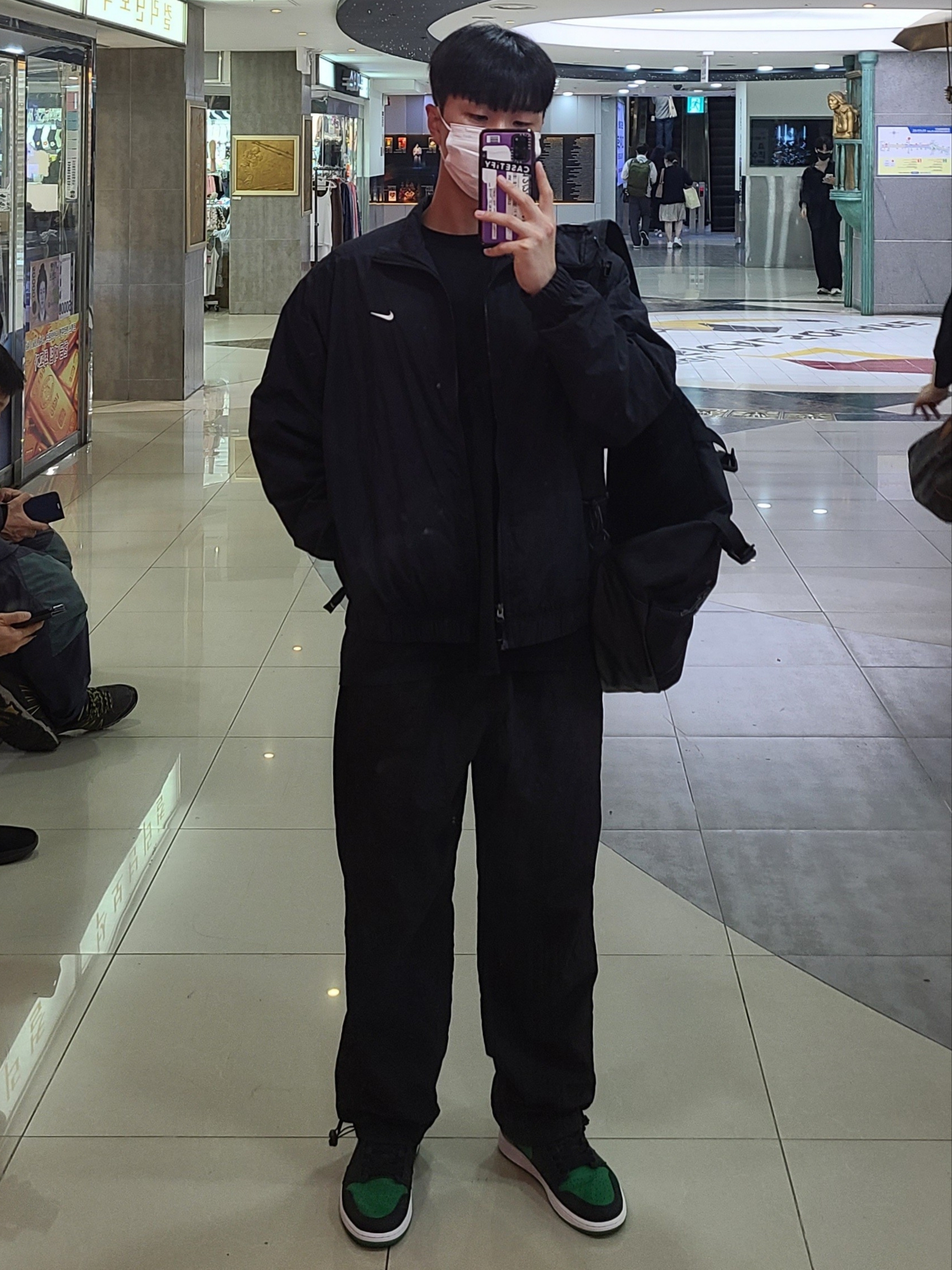 Jordan 1 Retro High OG Pine Green Black, Nike NRG Solo Swoosh Woven Track Jacket Black - Asia 착용 스타일
