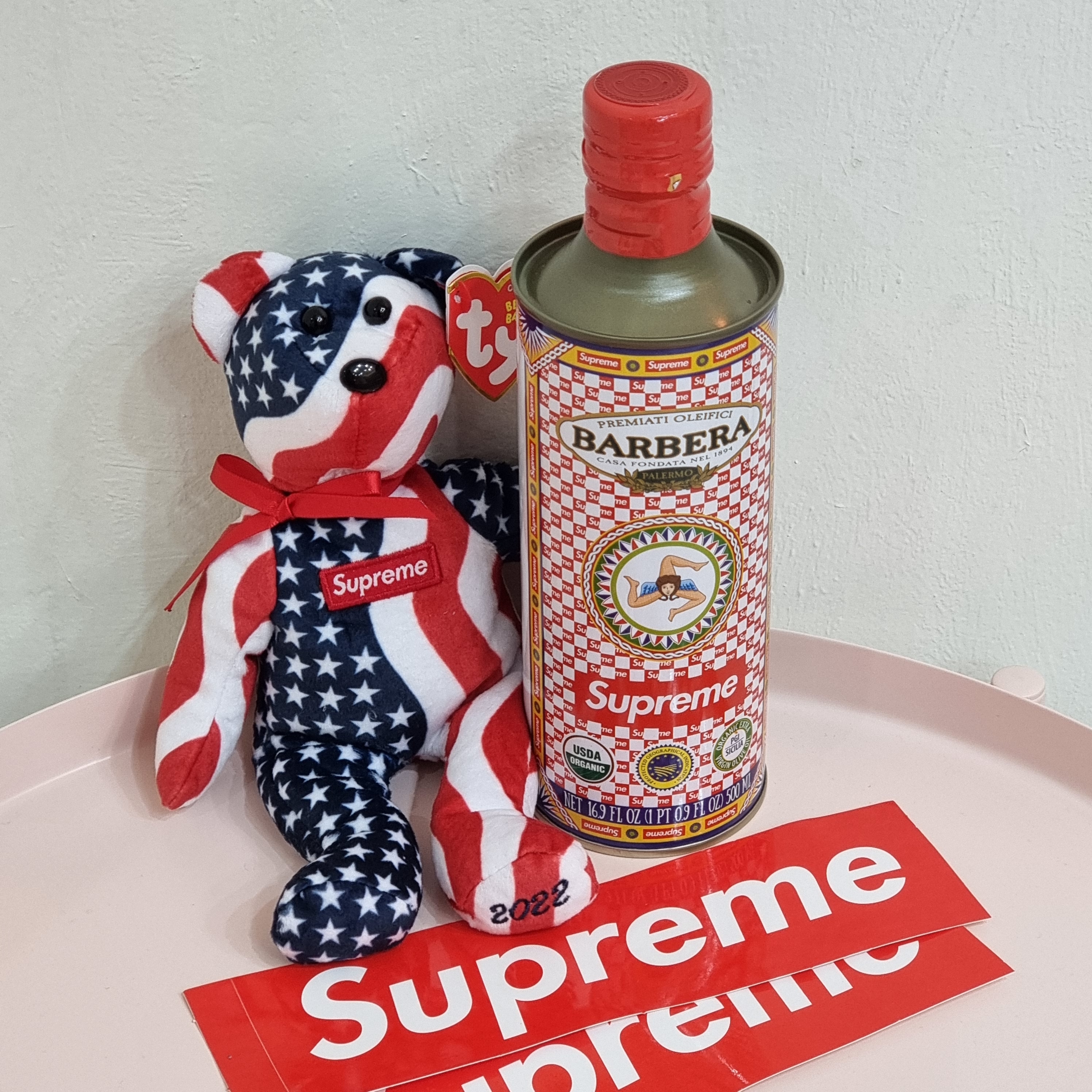 Supreme Ty Beanie Baby Flag - 22FW 착용 스타일 - 1